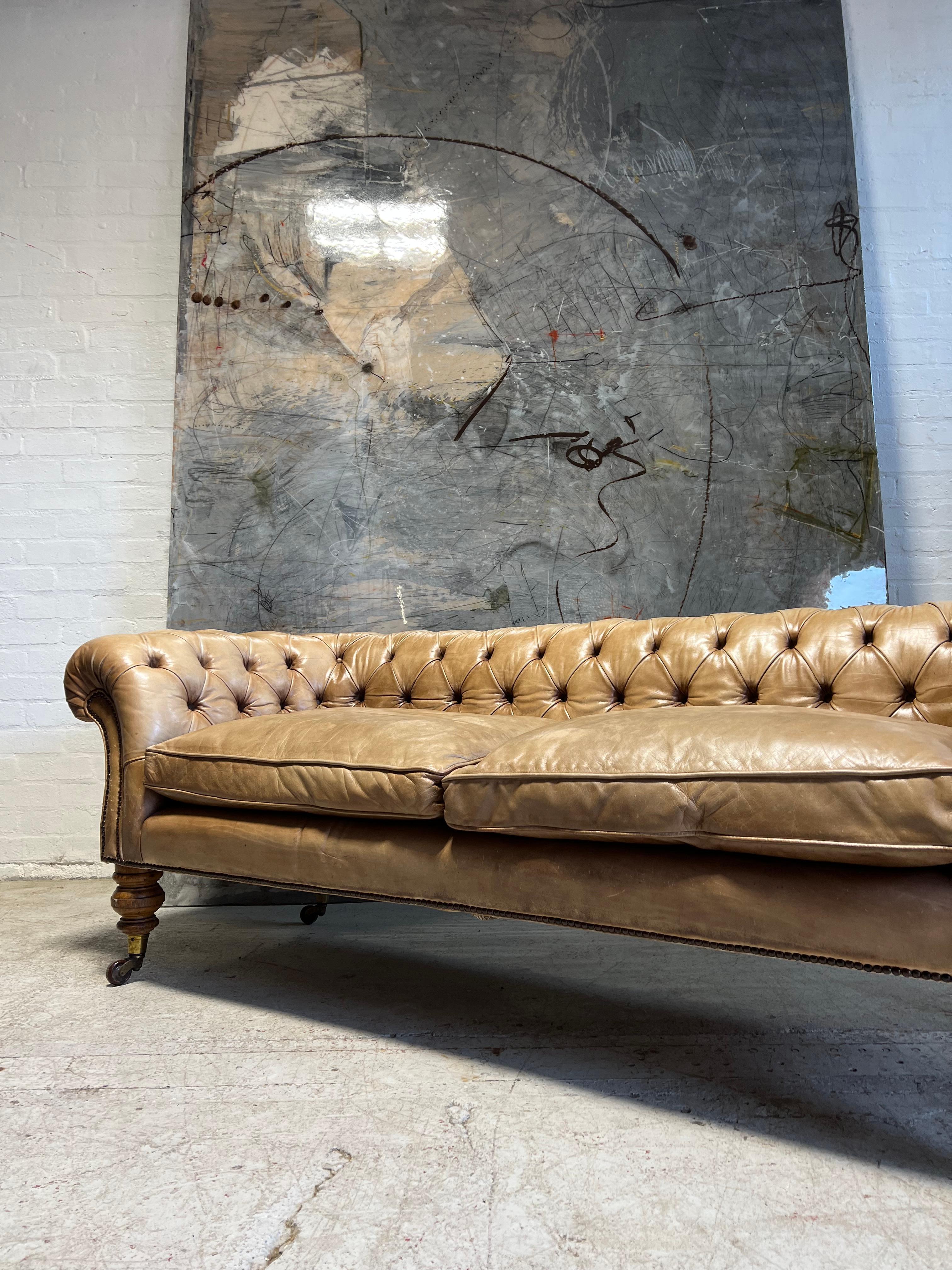 Antike 19. Jahrhundert Chesterfield Sofa in Hand gefärbt Pergament Leder im Angebot 1