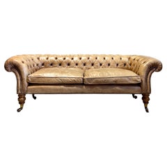 Canapé Chesterfield ancien du 19ème siècle en cuir parchemin teint à la main