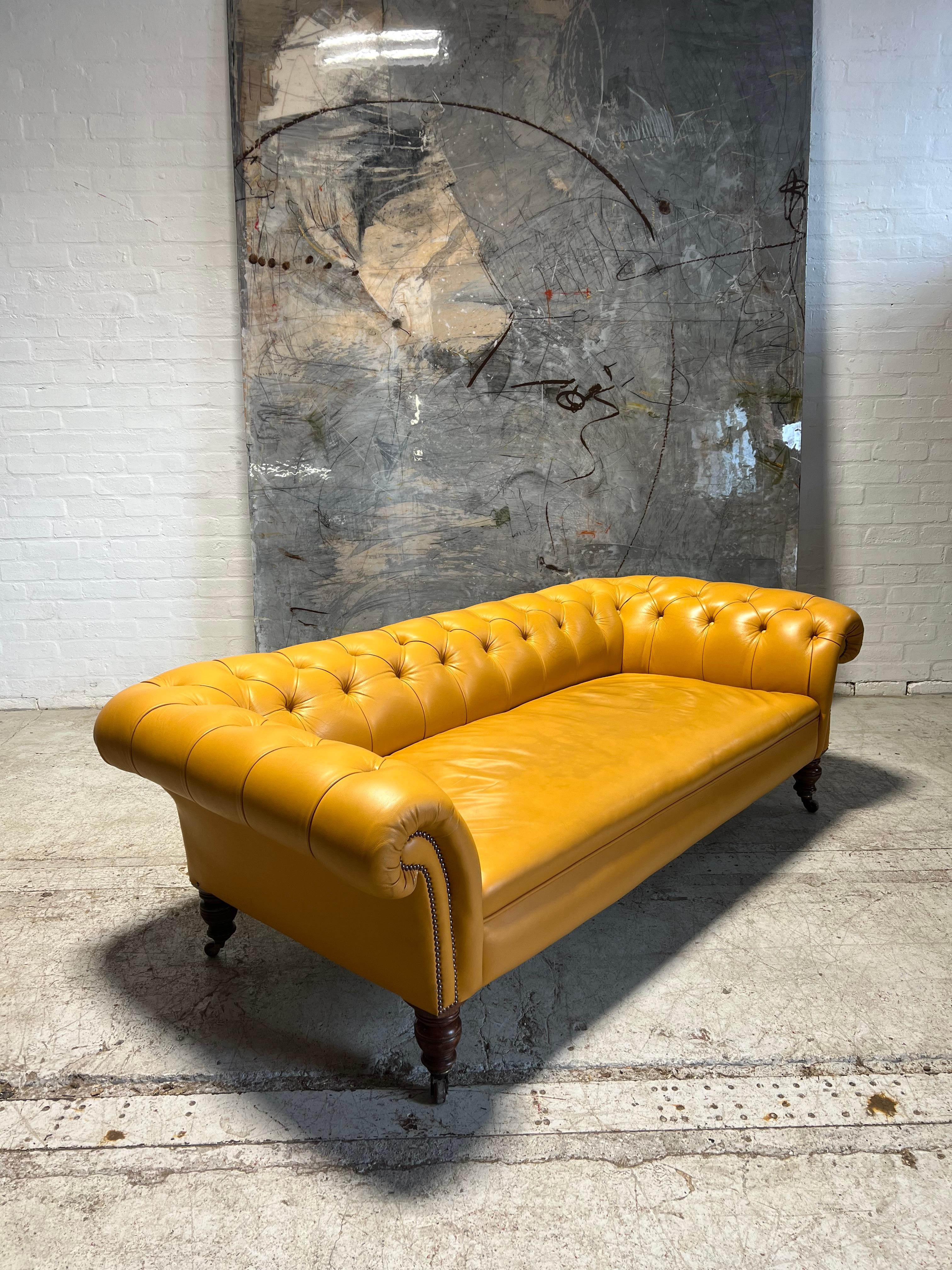 Antique canapé Chesterfield du 19ème siècle en superbe cuir jaune tournesol Bon état - En vente à London, GB