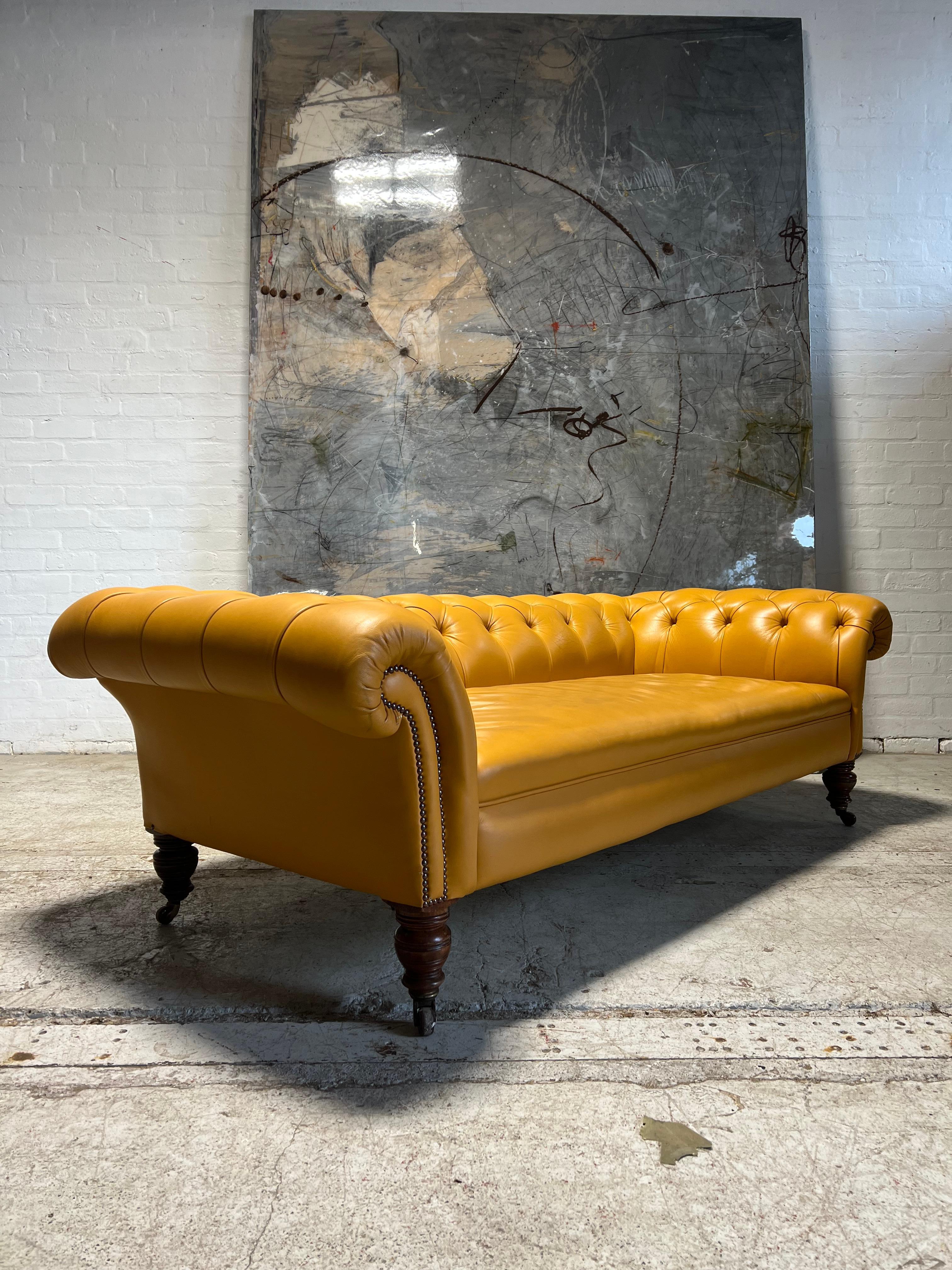 Milieu du XIXe siècle Antique canapé Chesterfield du 19ème siècle en superbe cuir jaune tournesol en vente