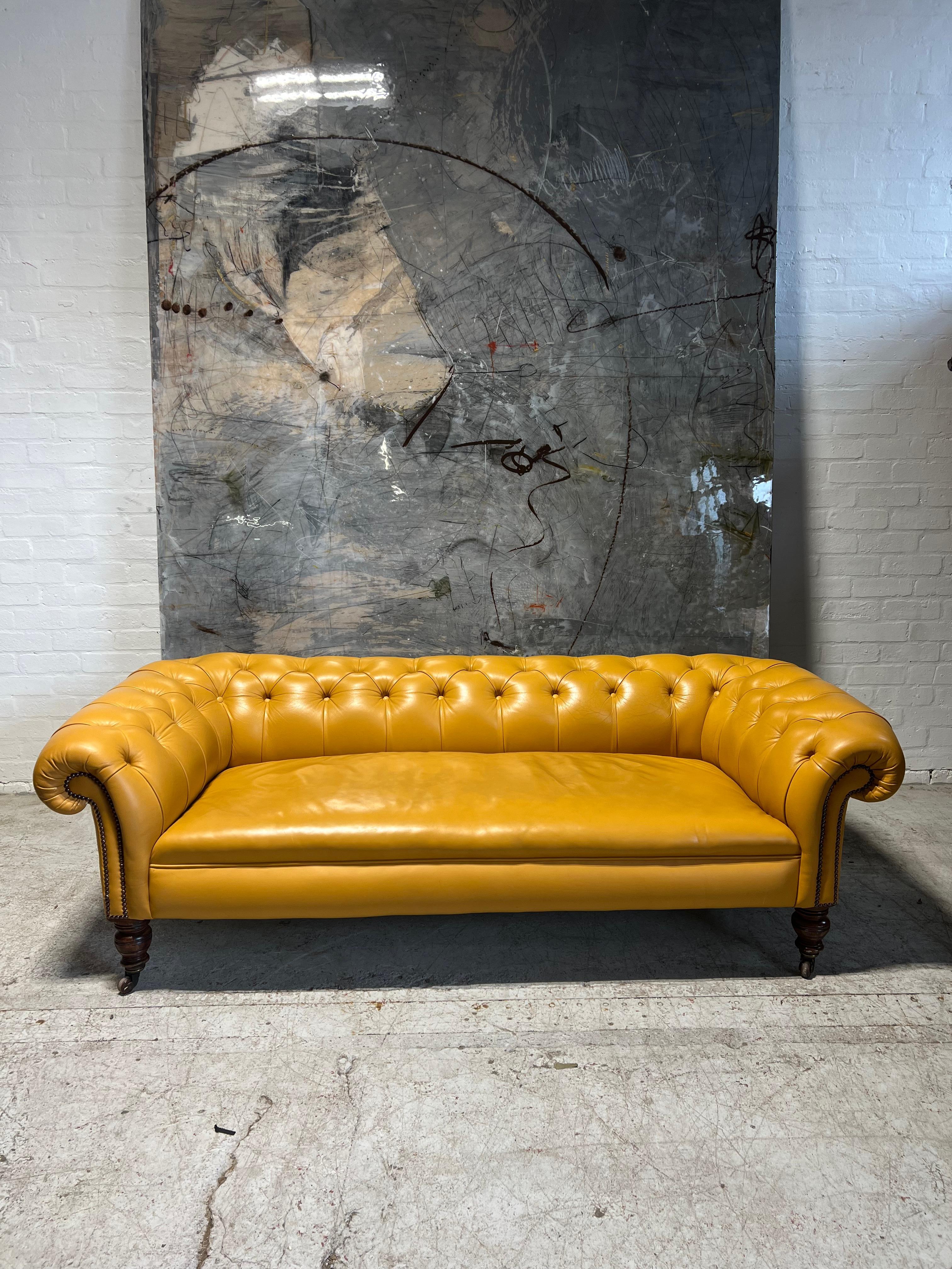 Cuir Antique canapé Chesterfield du 19ème siècle en superbe cuir jaune tournesol en vente
