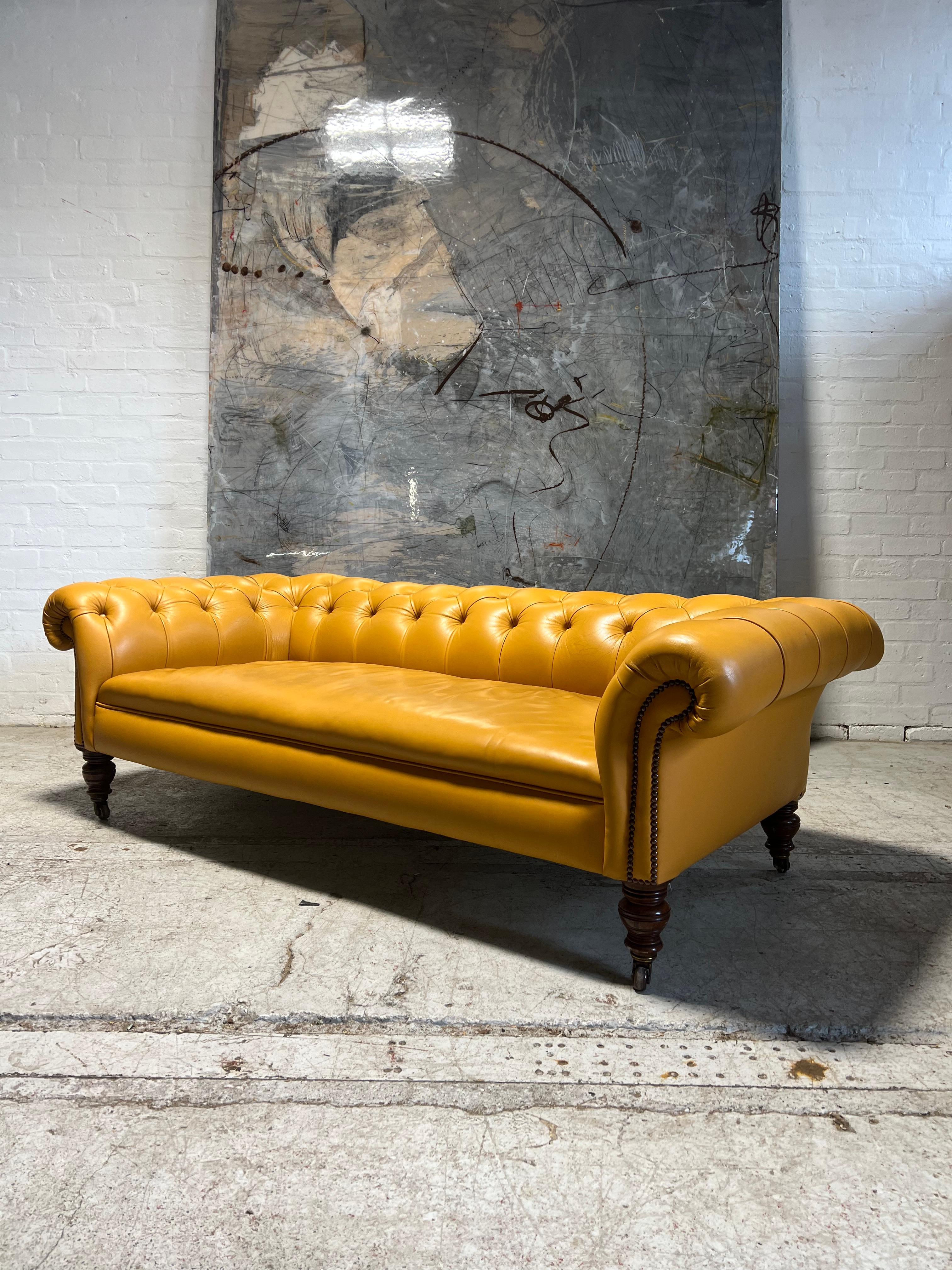 Antique canapé Chesterfield du 19ème siècle en superbe cuir jaune tournesol en vente 1