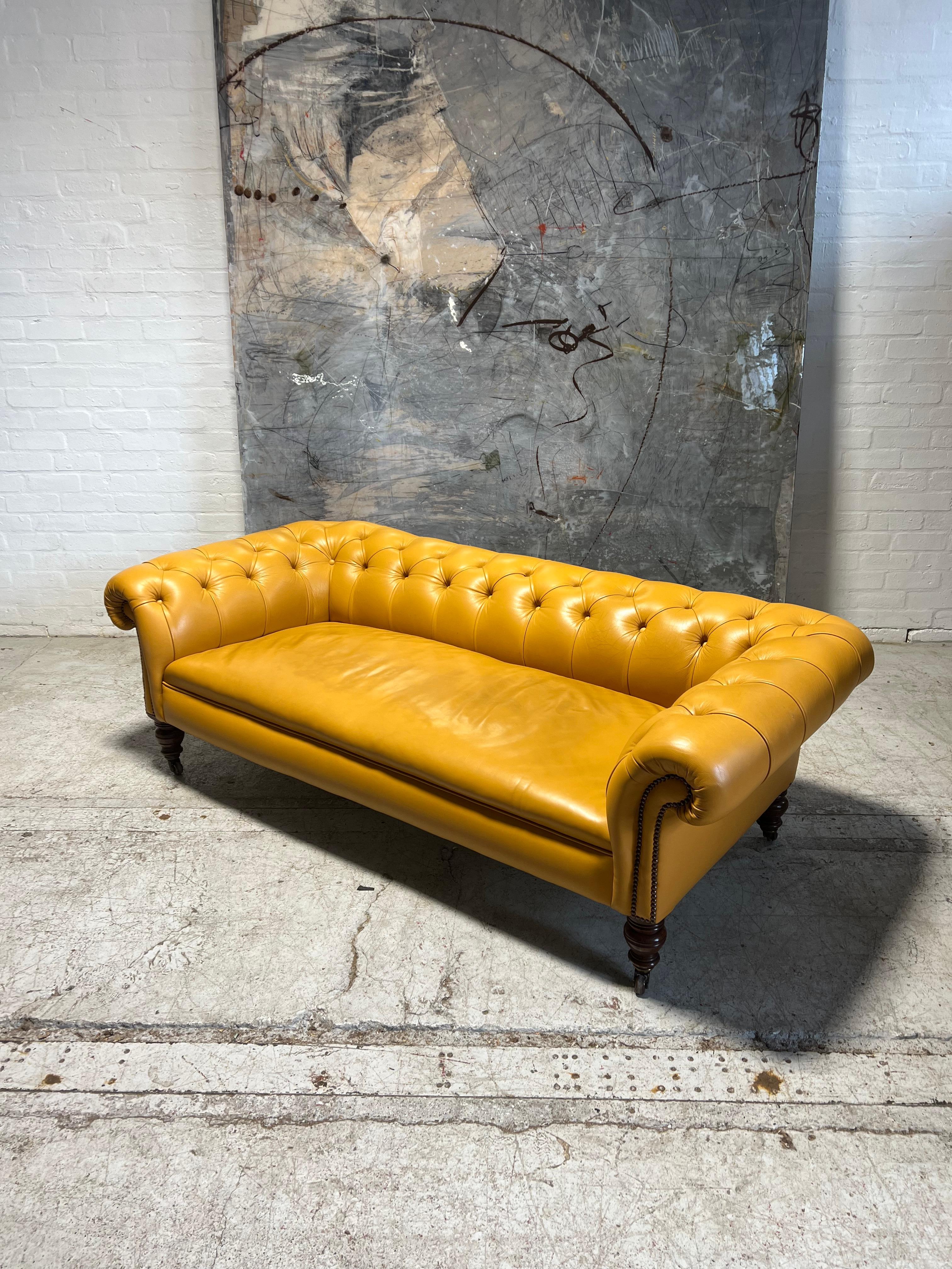 Antique canapé Chesterfield du 19ème siècle en superbe cuir jaune tournesol en vente 2