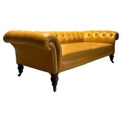 Antique canapé Chesterfield du 19ème siècle en superbe cuir jaune tournesol