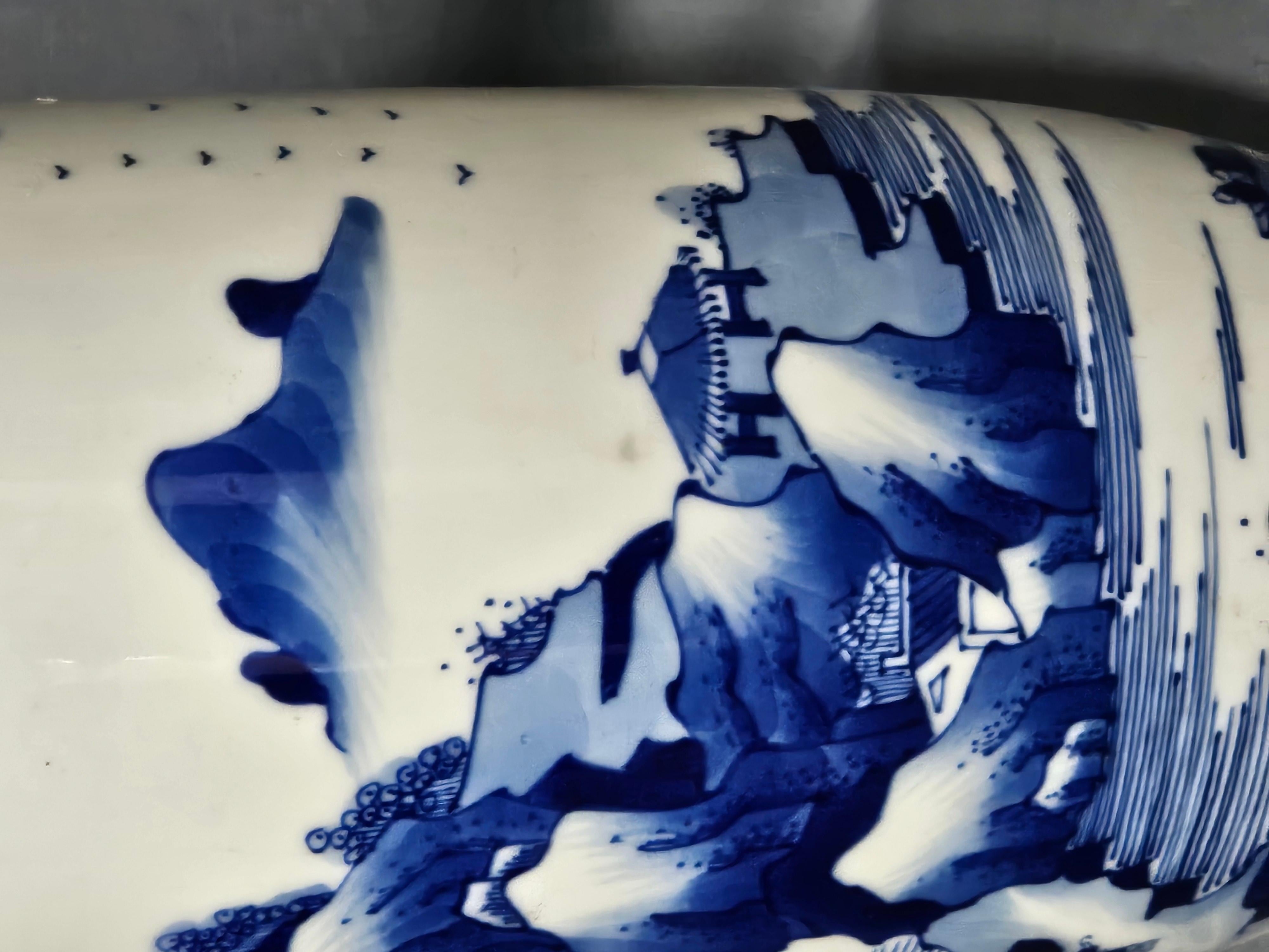 Antike chinesische blau-weiße Unterglasurvase aus dem 19. Jahrhundert mit einer 6-Zeichen-Marke.
Zustand: Ausgezeichnet.
