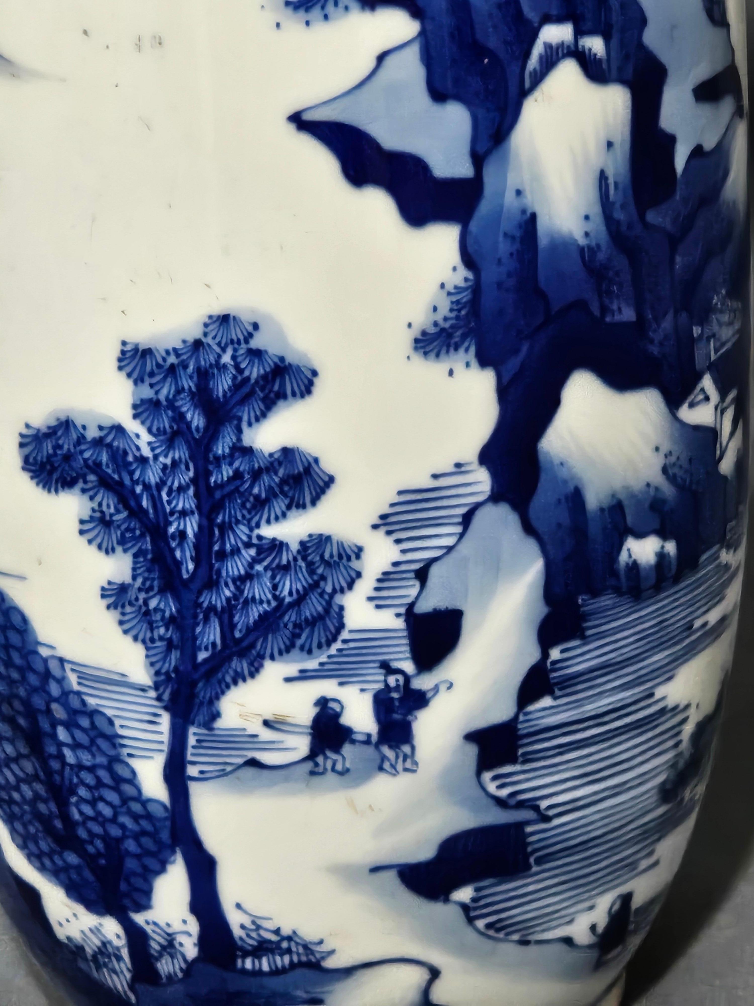 Antike chinesische Unterglasurblaue und weiße Vase aus dem 19. (Chinesisch) im Angebot