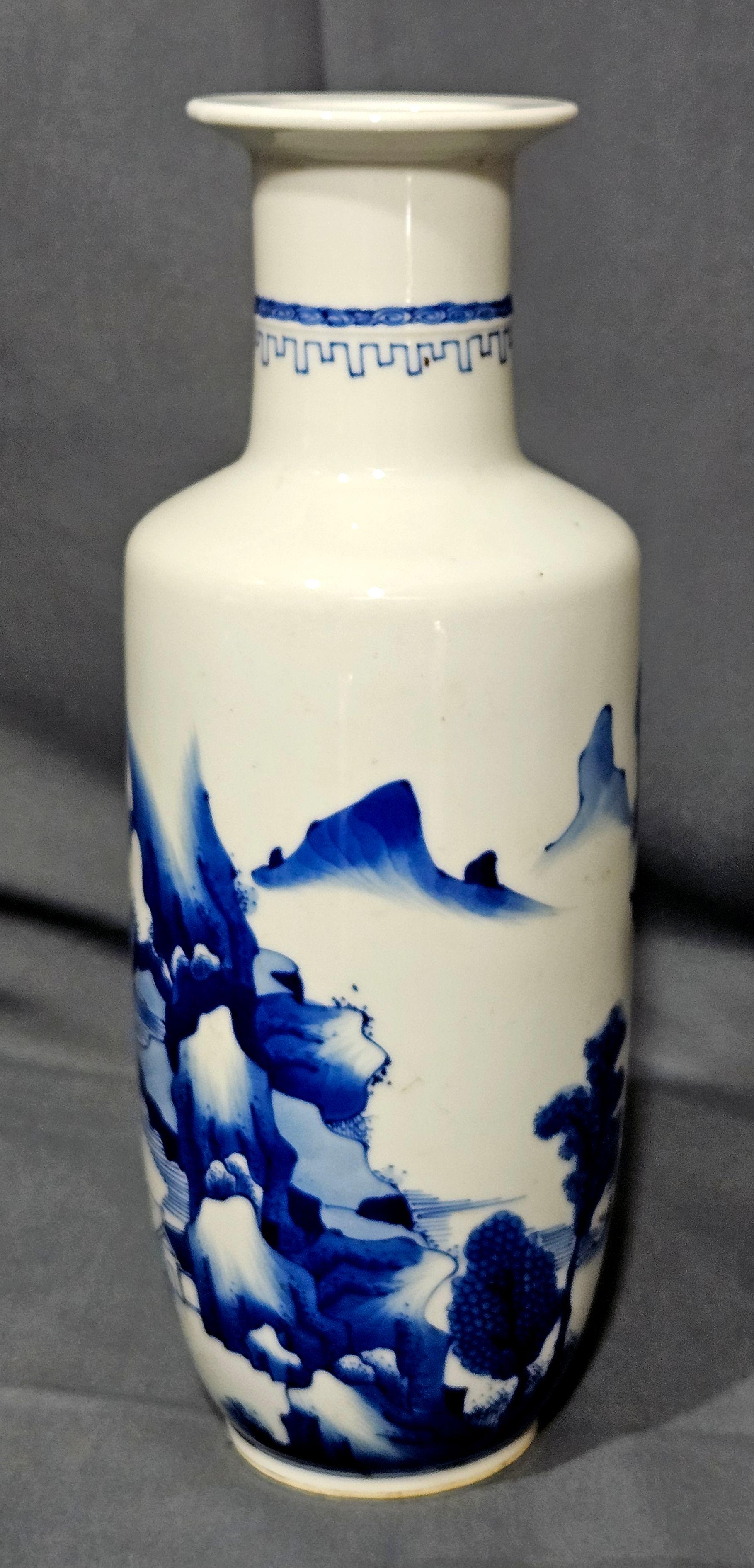 Antike chinesische Unterglasurblaue und weiße Vase aus dem 19. (Handgefertigt) im Angebot