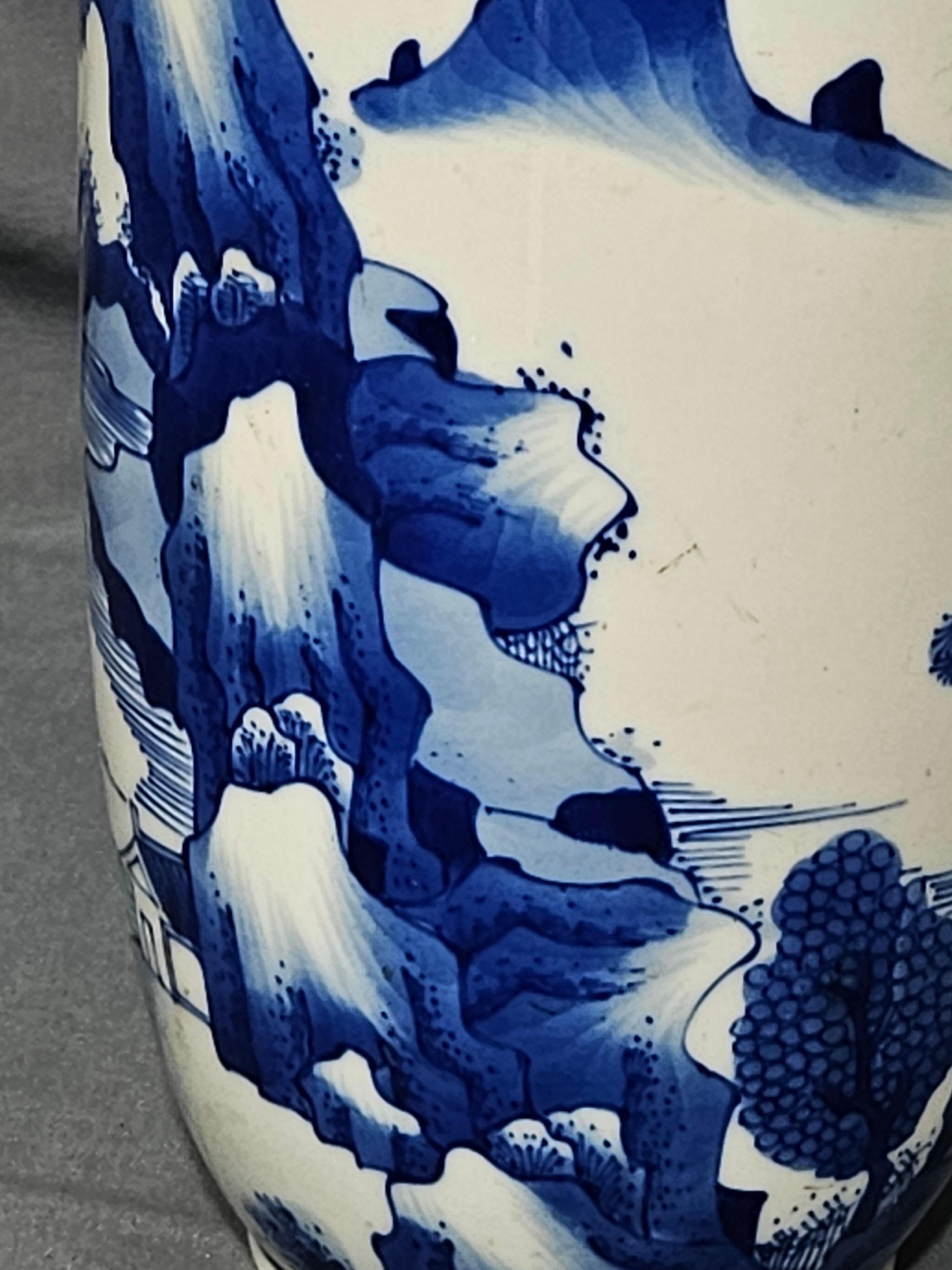 Antike chinesische Unterglasurblaue und weiße Vase aus dem 19. im Zustand „Hervorragend“ im Angebot in Norton, MA