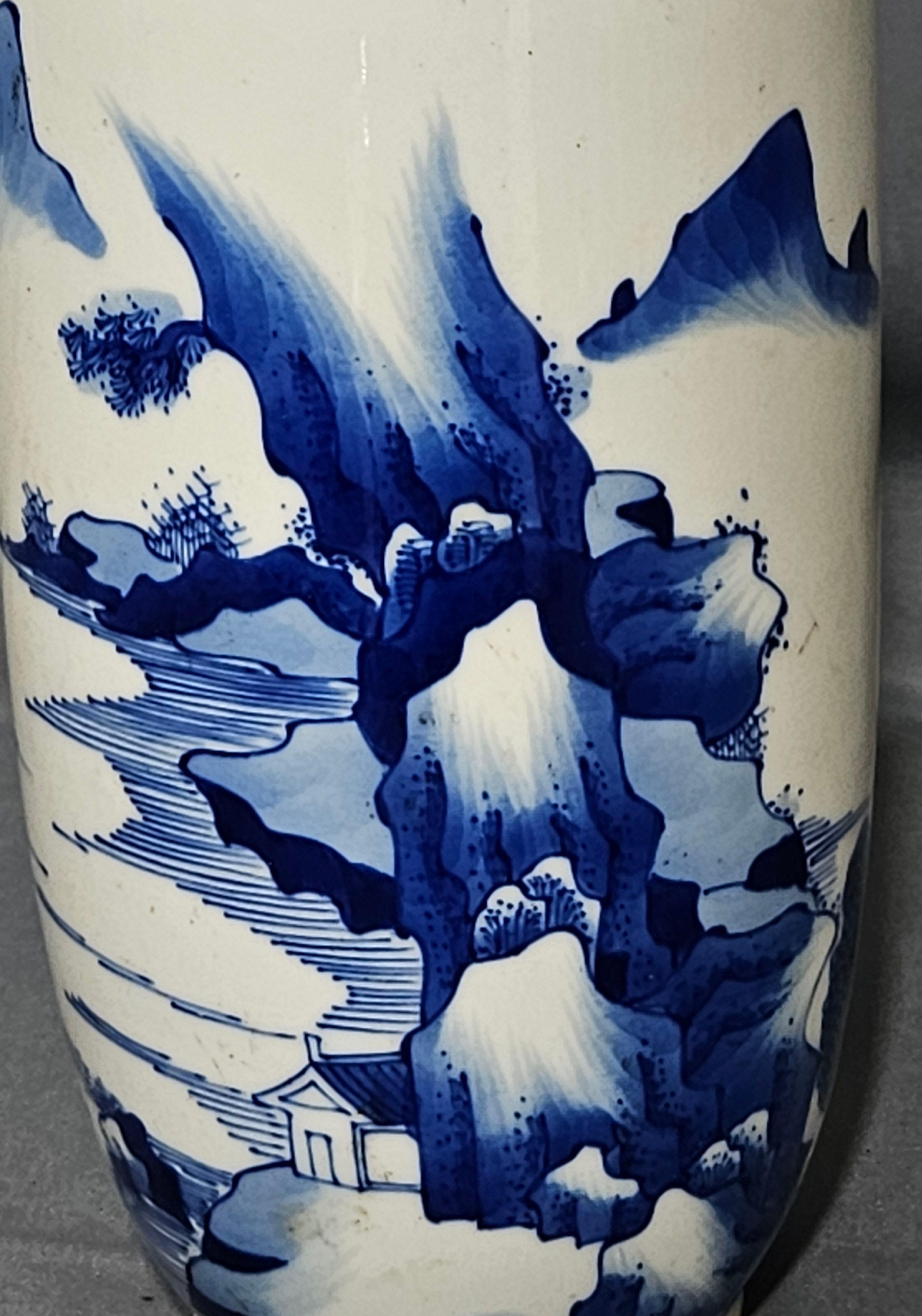 Antike chinesische Unterglasurblaue und weiße Vase aus dem 19. (19. Jahrhundert) im Angebot