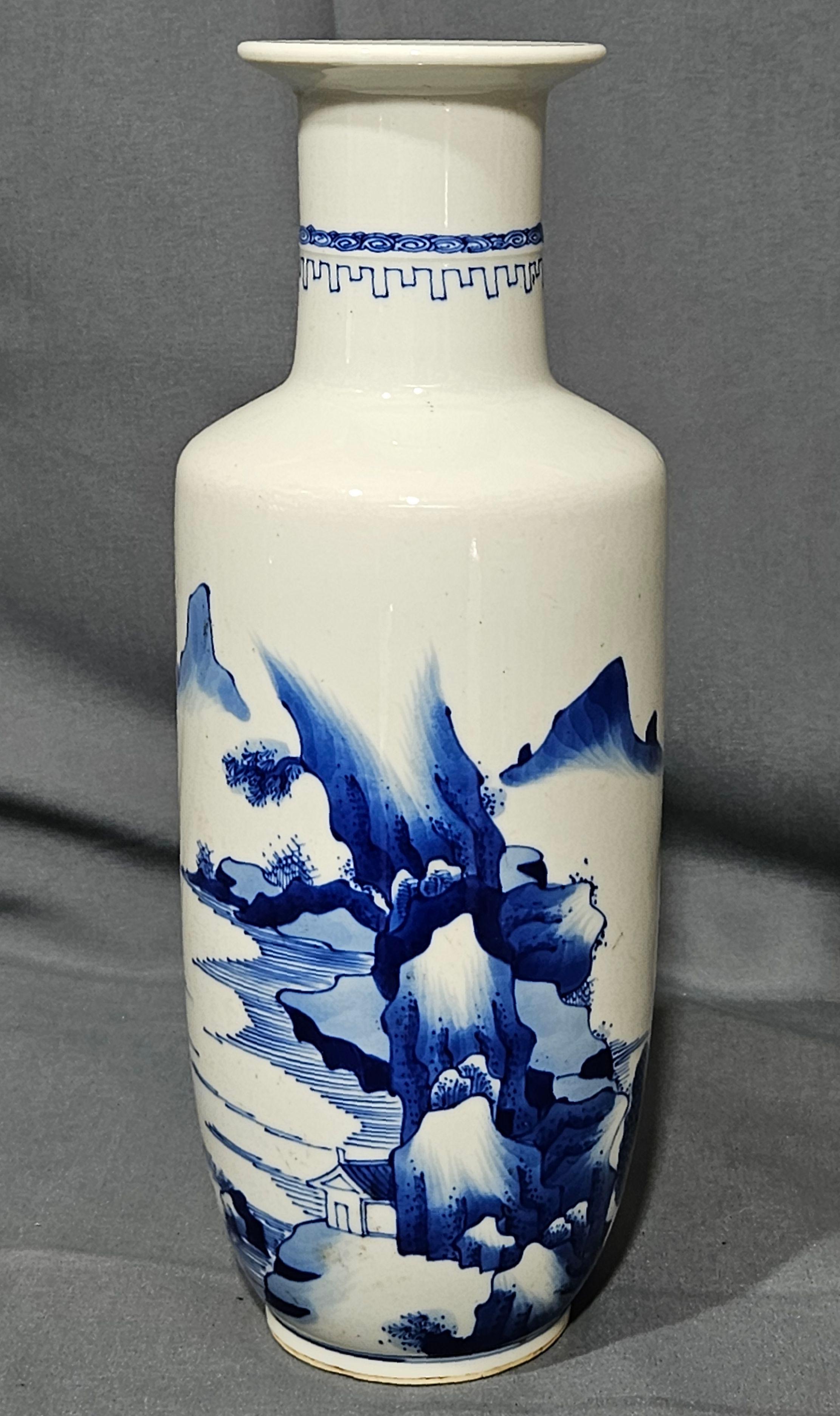 Antike chinesische Unterglasurblaue und weiße Vase aus dem 19. (Porzellan) im Angebot