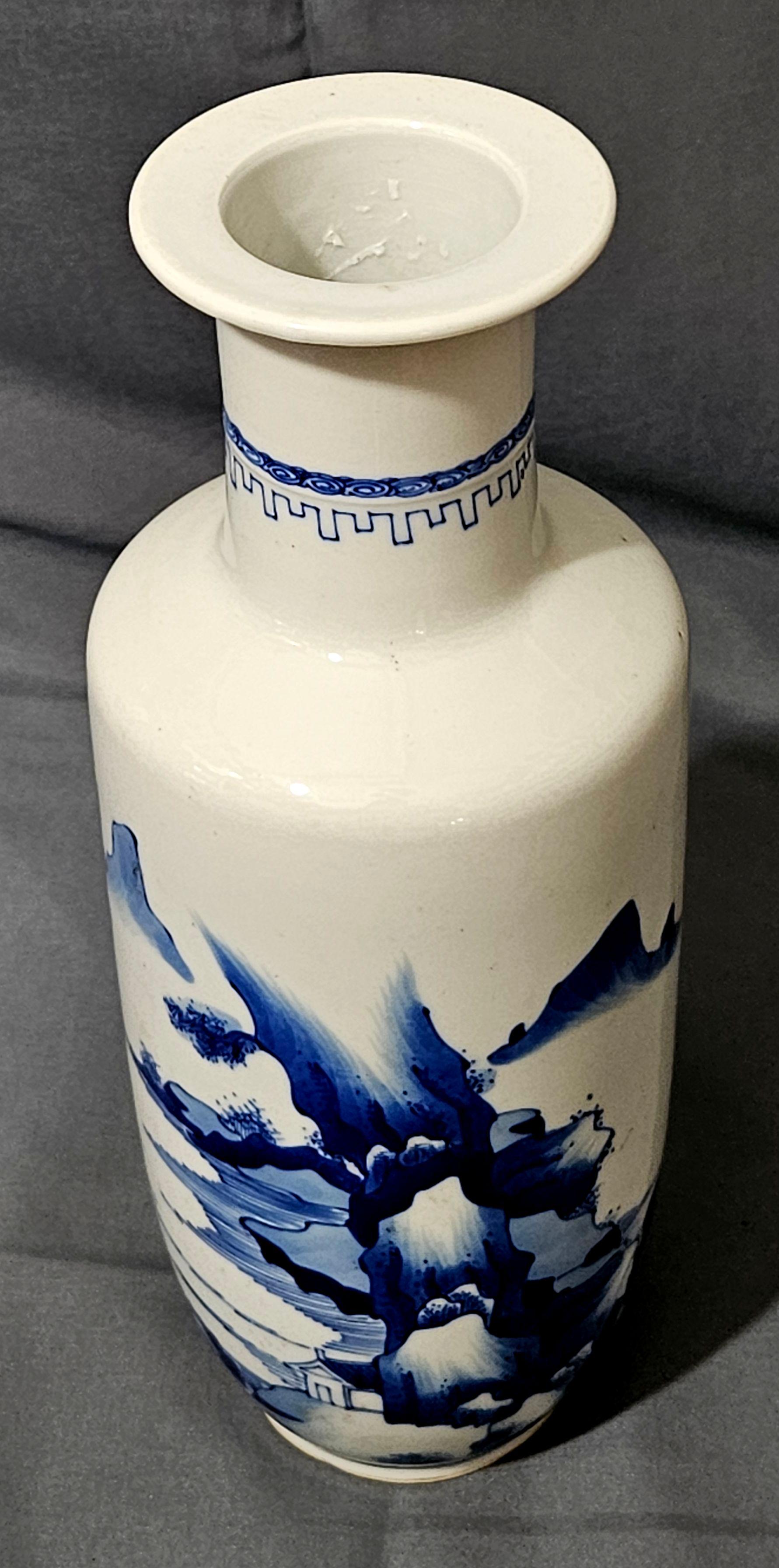 Antike chinesische Unterglasurblaue und weiße Vase aus dem 19. im Angebot 1