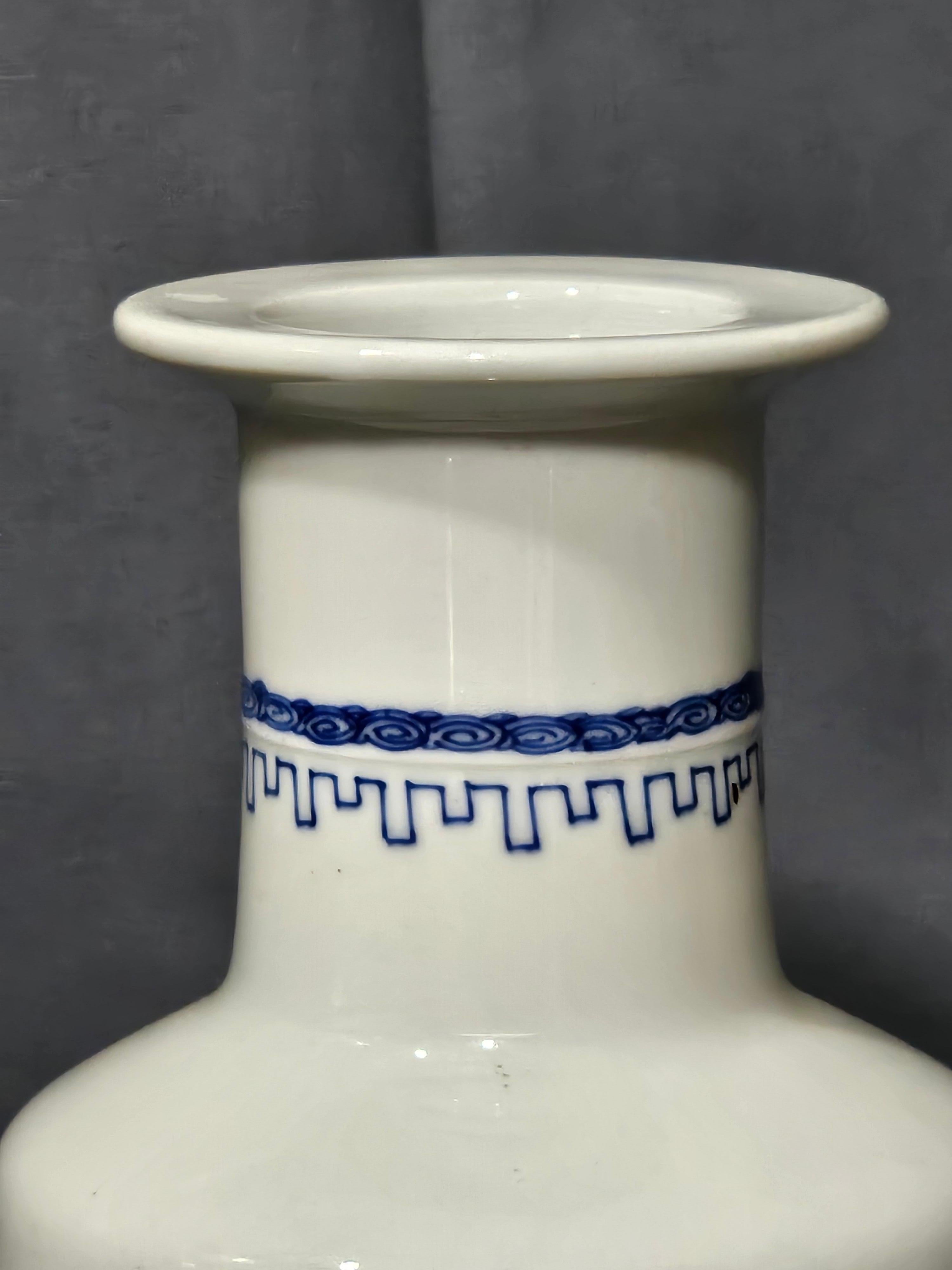 Antike chinesische Unterglasurblaue und weiße Vase aus dem 19. im Angebot 2