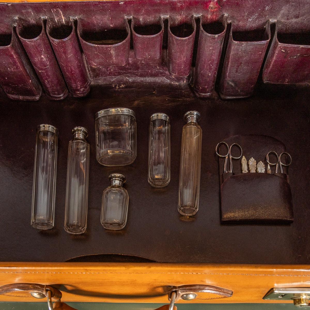 Antike 19. Jahrhundert Englisch Leder Overnight Case mit sechs Silver Topped Jars c.1881 im Angebot 10