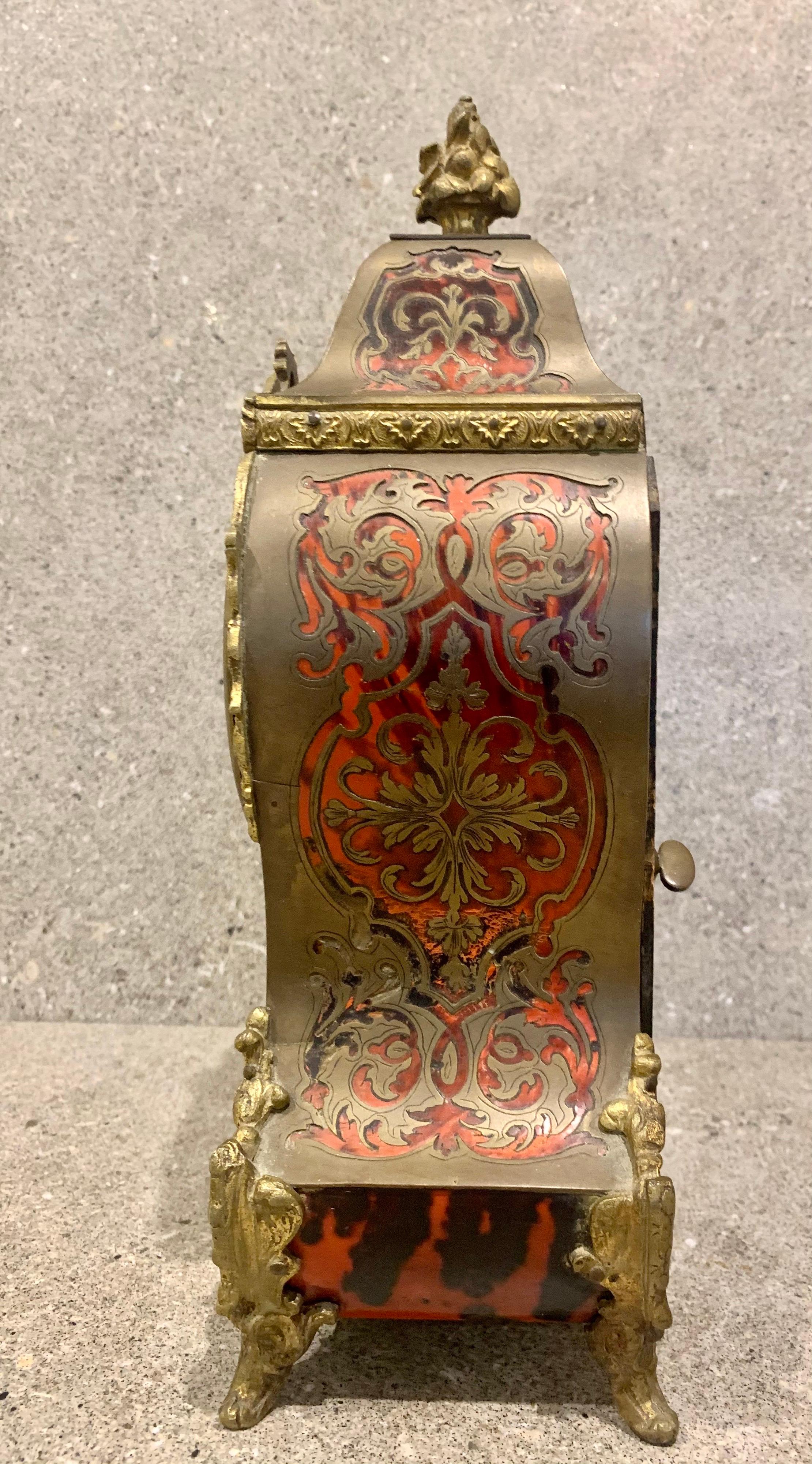 Pendule de cheminée française ancienne du 19ème siècle en boulle incrustée de coquillages rouges et d'une cloche de 8 jours Bon état - En vente à London, GB