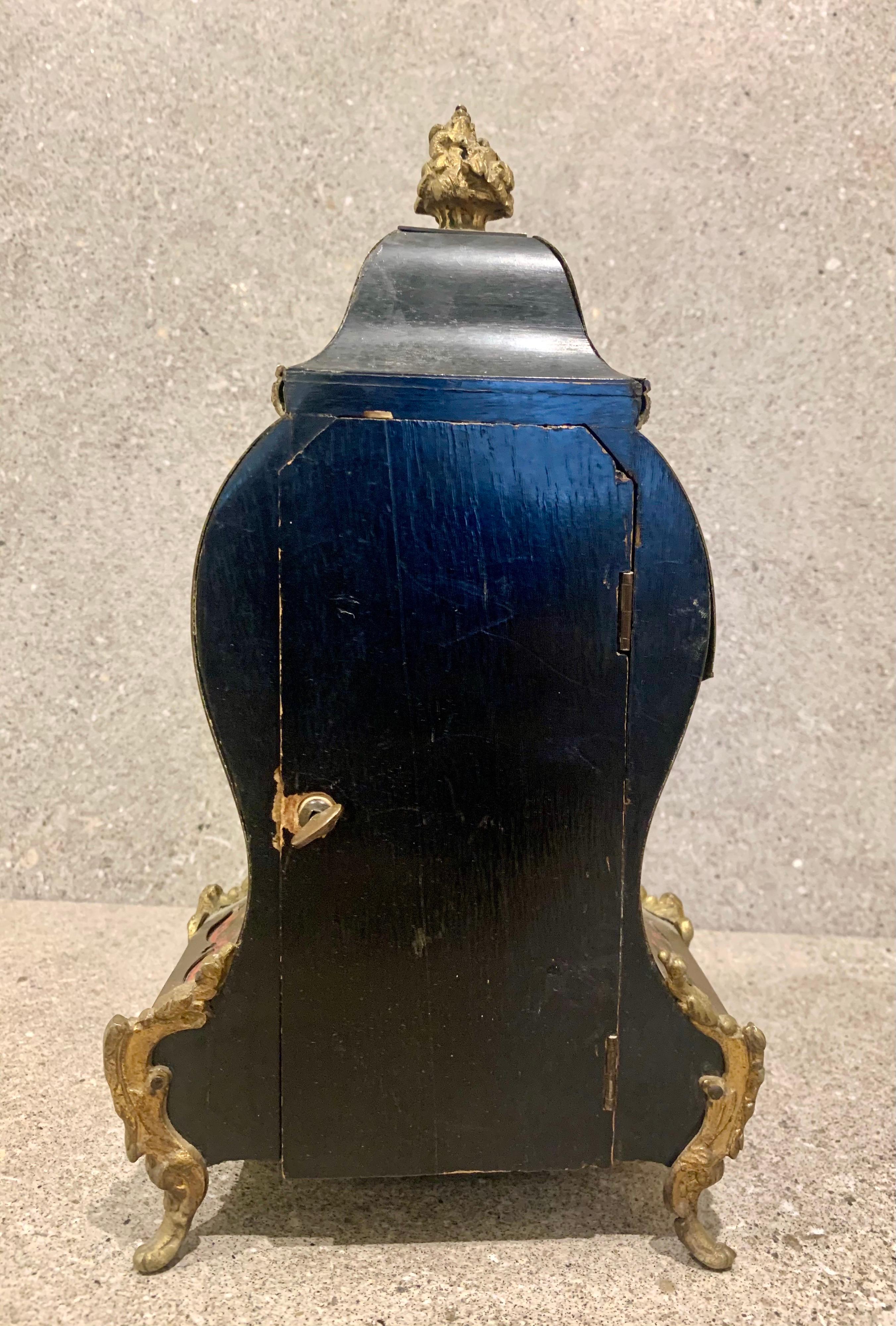 Pendule de cheminée française ancienne du 19ème siècle en boulle incrustée de coquillages rouges et d'une cloche de 8 jours en vente 2
