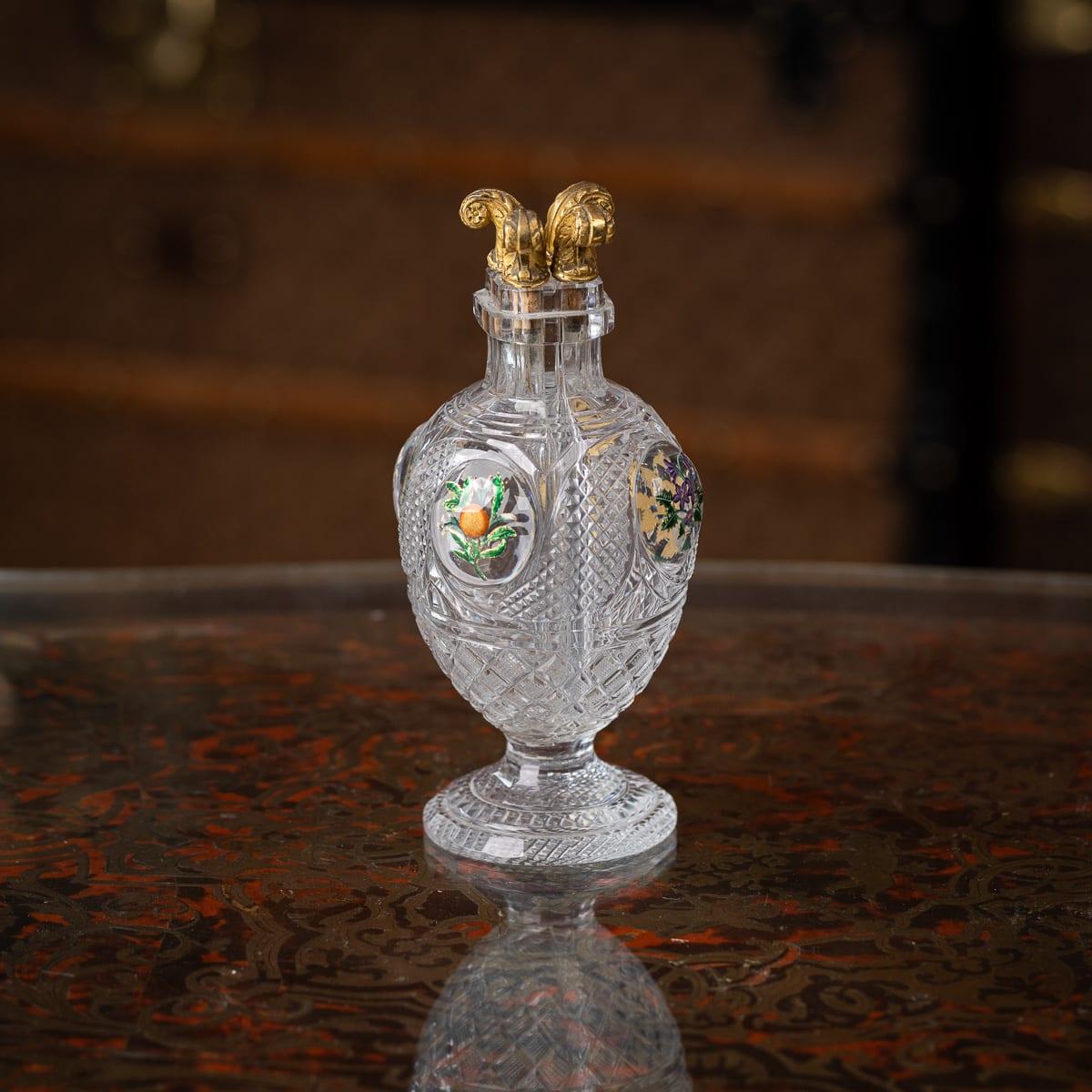 Antique French Baccarat del XIX secolo, flacone di profumo a quattro camere divise con inclusioni floreali smaltate in oro e tappi in ormolu cesellato. Questo eccezionale flacone di profumo oviforme è ingegnosamente diviso in quattro camere interne,