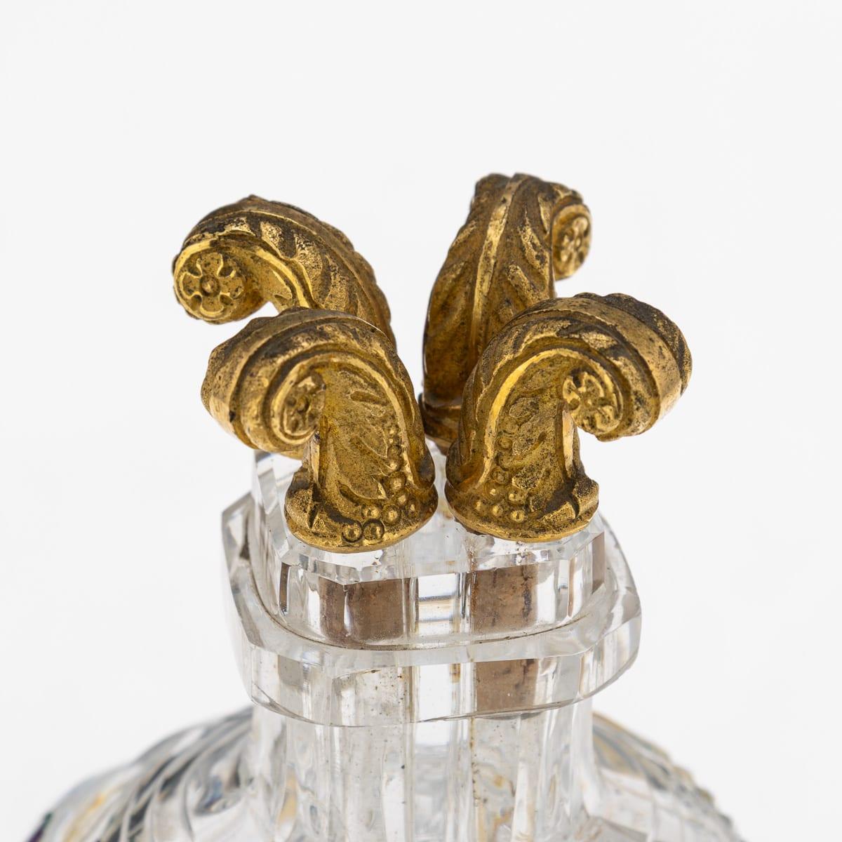 Cristallo Antique French Baccarat del XIX secolo, bottiglia di profumo a quattro camere divise in smalto e ormeggio in vendita