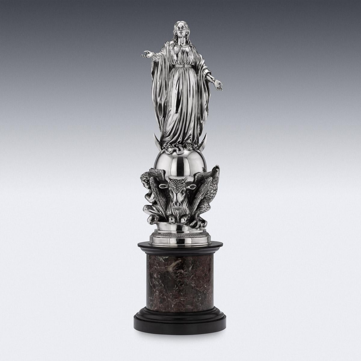 Antike französische Monumentalstatue aus massivem Silber des 19. Jahrhunderts, auf einem Marmorsockel stehend. Die Statue ist realistisch modelliert als gegossene Figur der Maria mit geöffneten Händen, die auf einer Schlange steht, beeinflusst durch