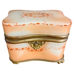 Caja decorativa antigua del siglo XIX con monturas de bronce French Opaline color melocotón