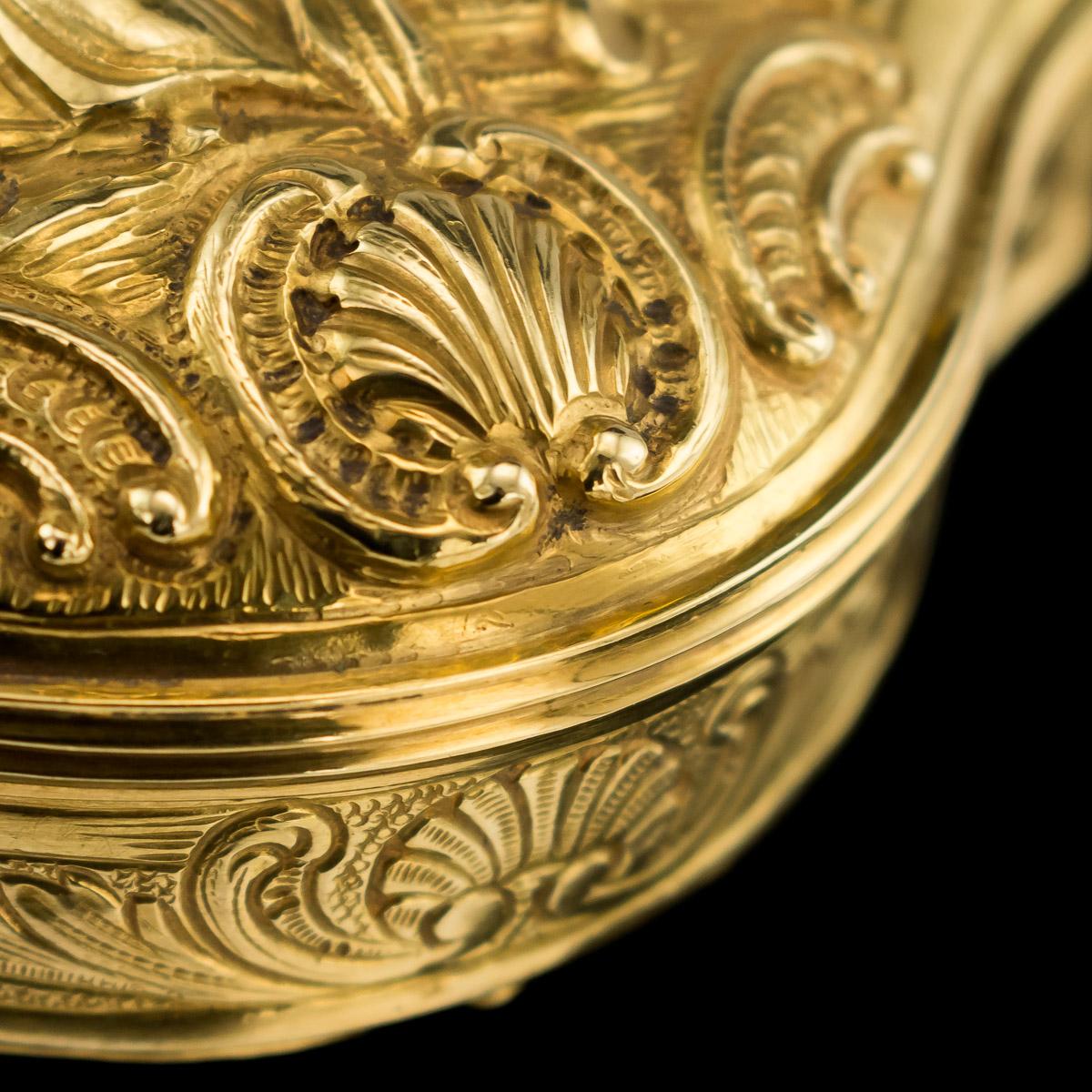 Antique German 18-Karat Solid Gold Decorative Snuff Box, Hanau, circa 1840 4