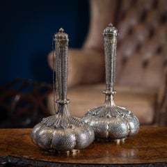 Antikes indisches Paar Surahi-Wasserflaschen aus massivem Silber des 19. Jahrhunderts, Lucknow um 1860, Paar