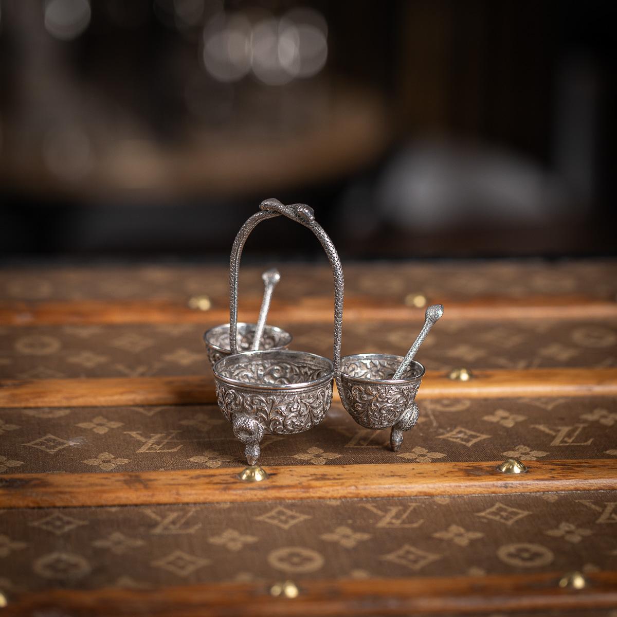Service à condiments ancien en argent massif indien du 19e siècle, décoré de façon complexe avec un travail de repoussage fin sur un fond finement mat. Toute la surface est richement ornée de motifs fluides, témoignant d'un savoir-faire artisanal