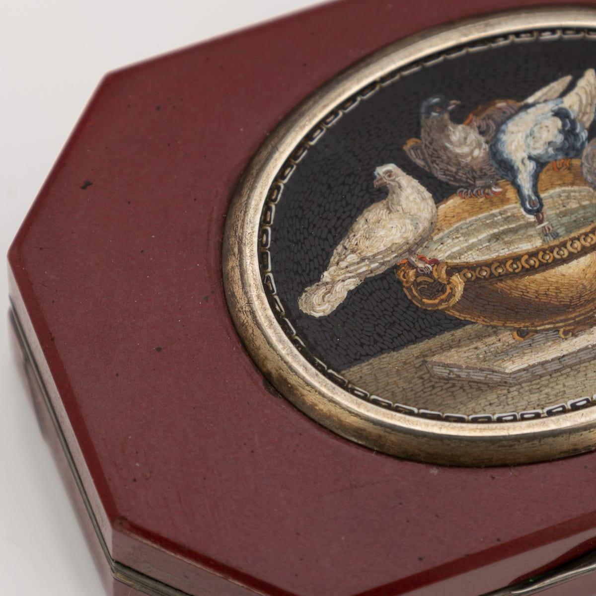 Antica scatola a micro mosaico in argento e argento dorato del XIX secolo, 1890 ca. in vendita 6
