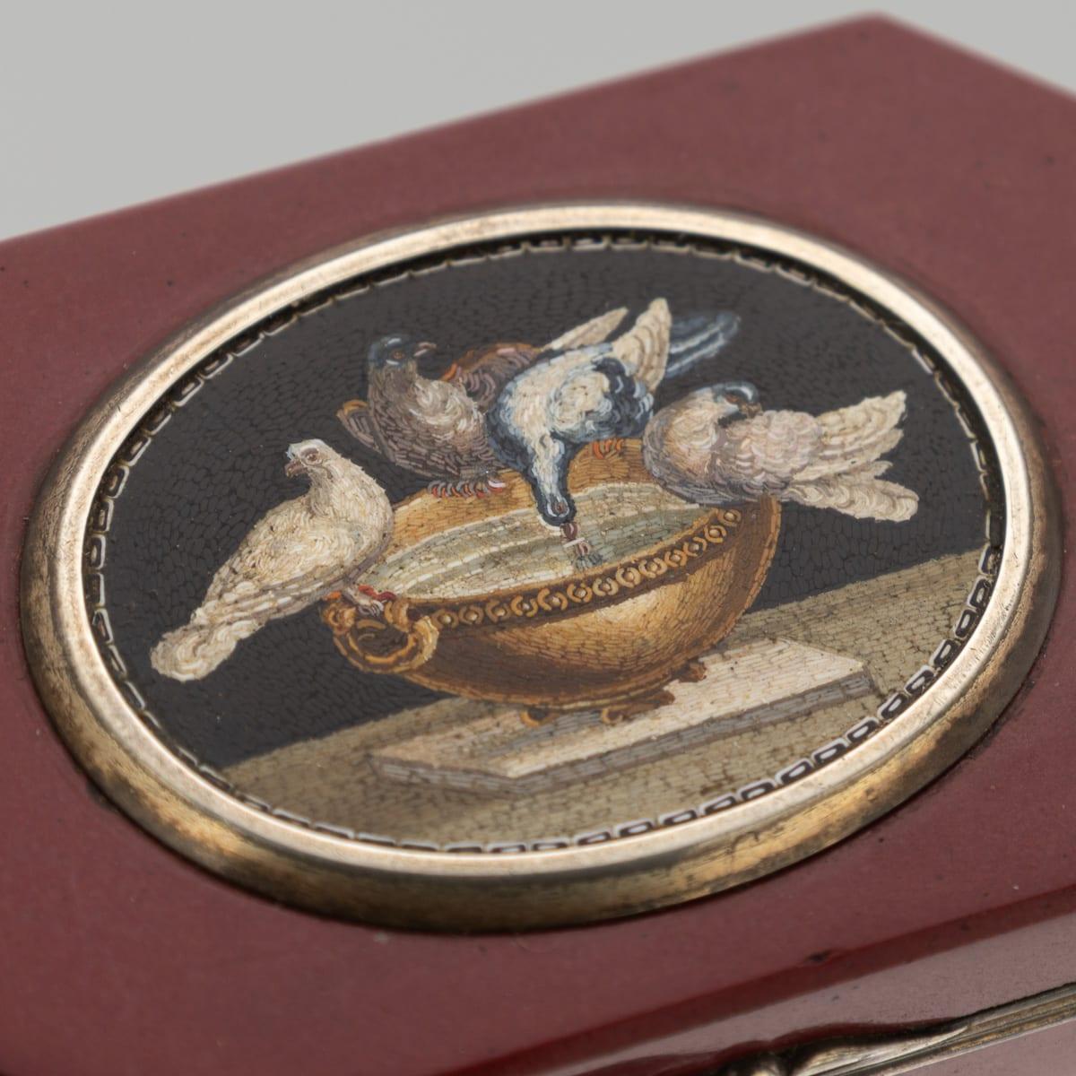 Antica scatola a micro mosaico in argento e argento dorato del XIX secolo, 1890 ca. in vendita 13