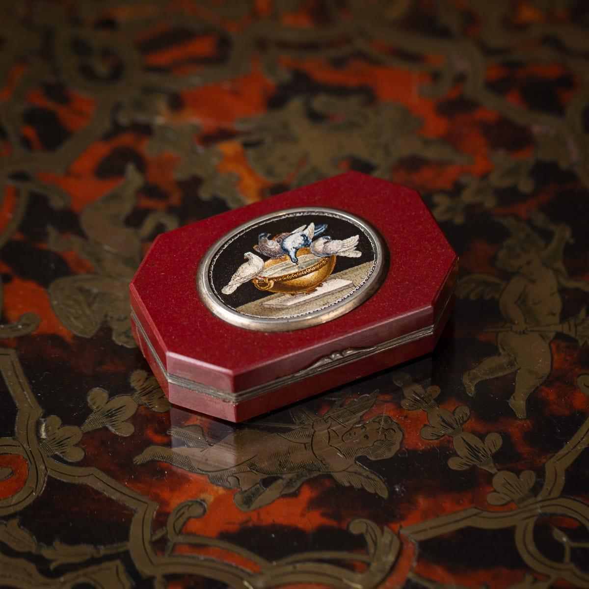 Antica scatola a micro mosaico in argento massiccio e argento dorato del XIX secolo. Realizzato in forma rettangolare con angoli tagliati. Il micro mosaico raffigura le Colombe di Plinio, Le Colombe di Plinio è una nota opera d'arte musiva scoperta