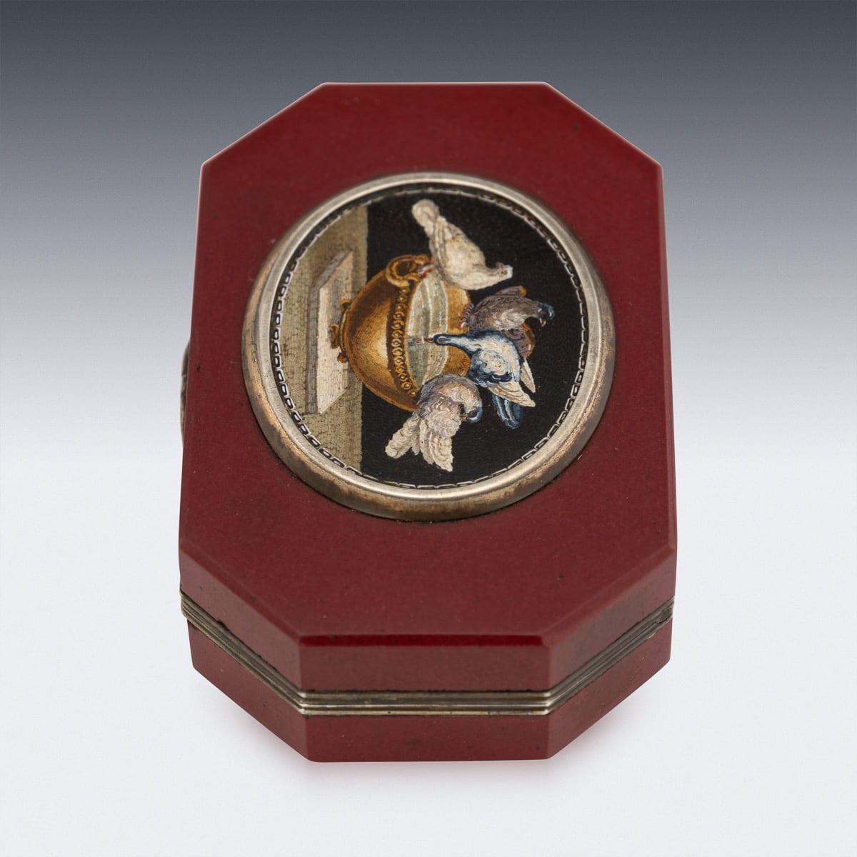 Italiano Antica scatola a micro mosaico in argento e argento dorato del XIX secolo, 1890 ca. in vendita