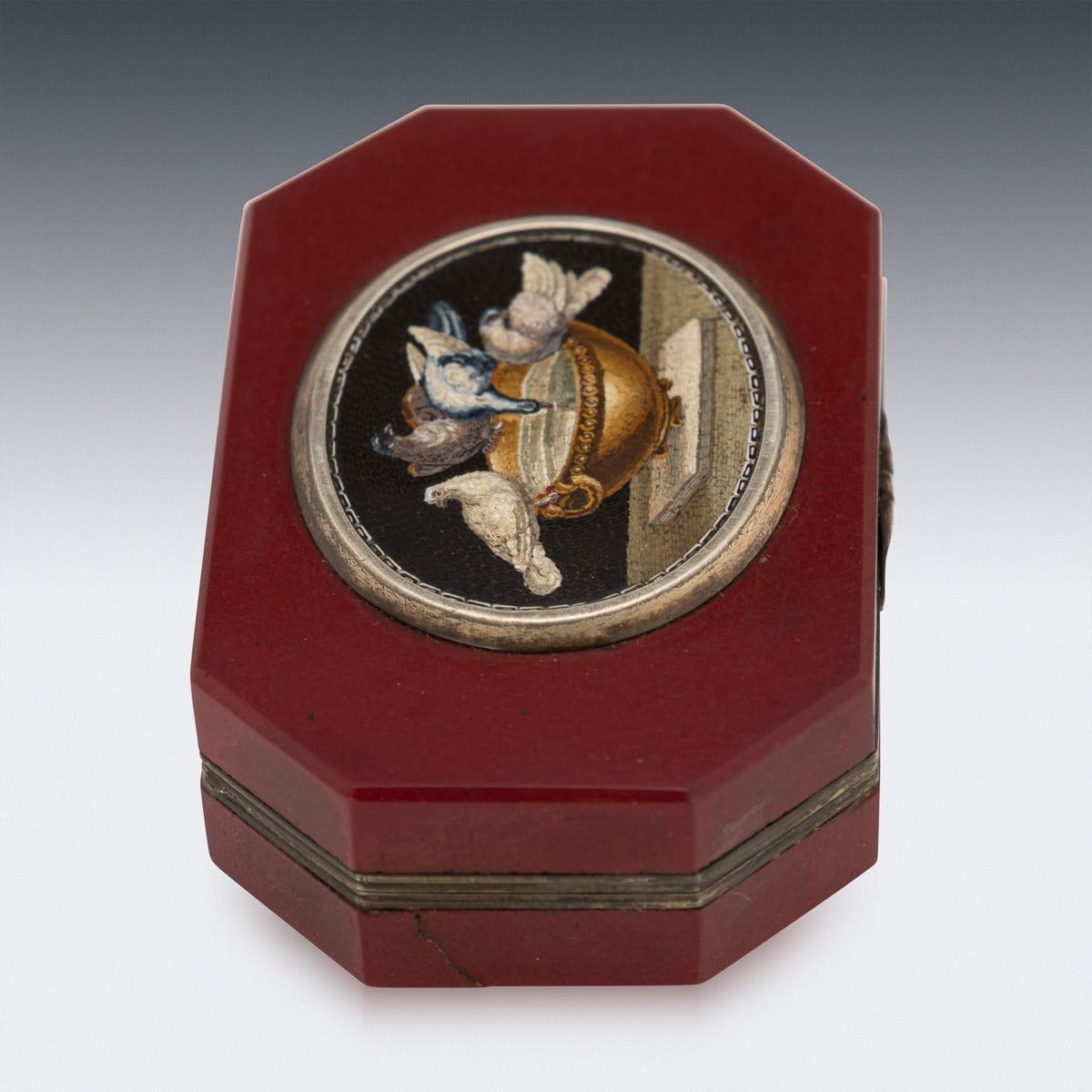 Argento Antica scatola a micro mosaico in argento e argento dorato del XIX secolo, 1890 ca. in vendita