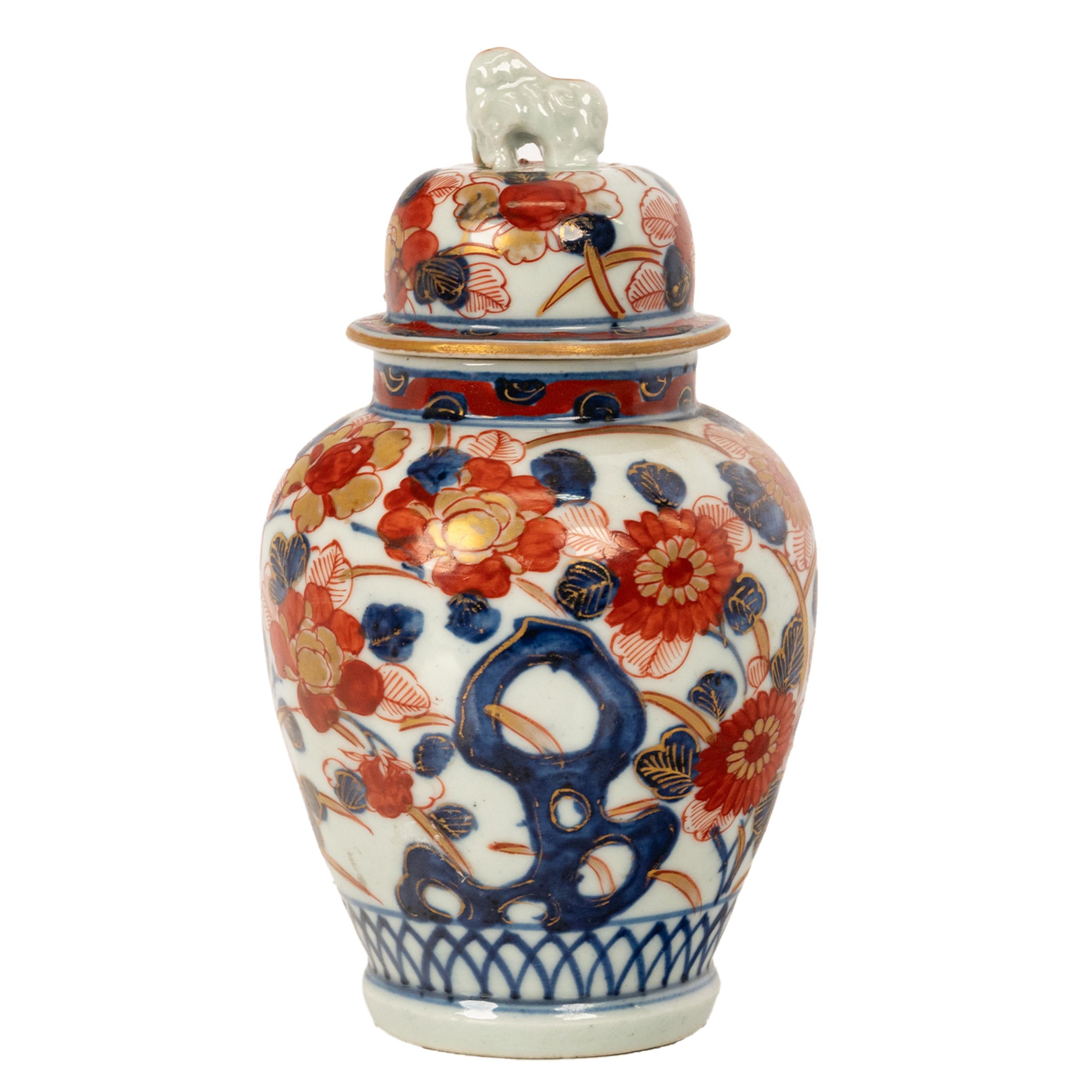 Un buon vaso di zenzero con coperchio in ceramica Imari Porcelain del XIX secolo, circa 1890.
Il coperchio a cupola è decorato con un terminale Komainu (cane-leone guardiano del tempio giapponese). Il vaso e il coperchio, di forma ovoidale, sono