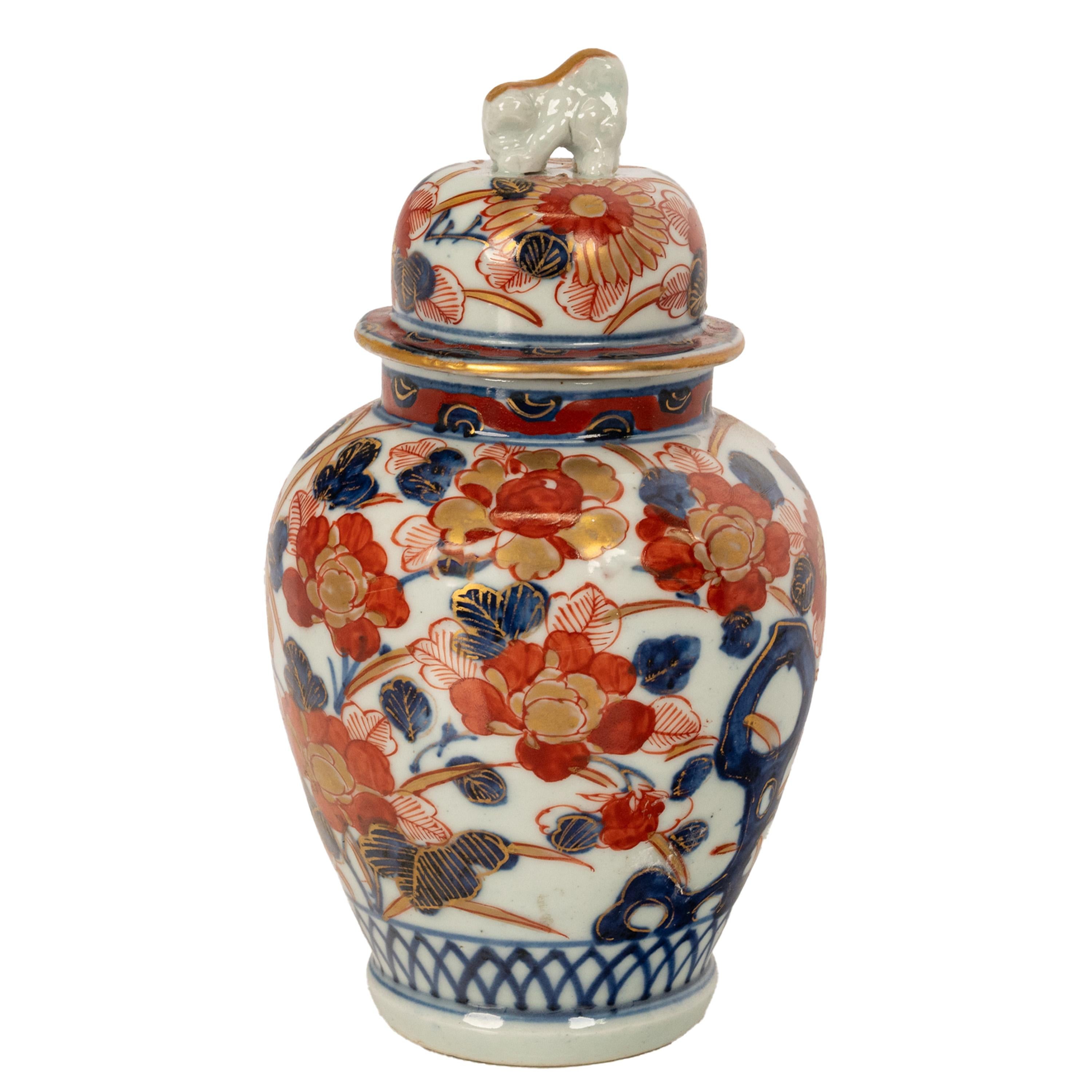 Doré Ancien vase à couvercle Imari en porcelaine japonaise du 19ème siècle, période Meiji, 1890 en vente