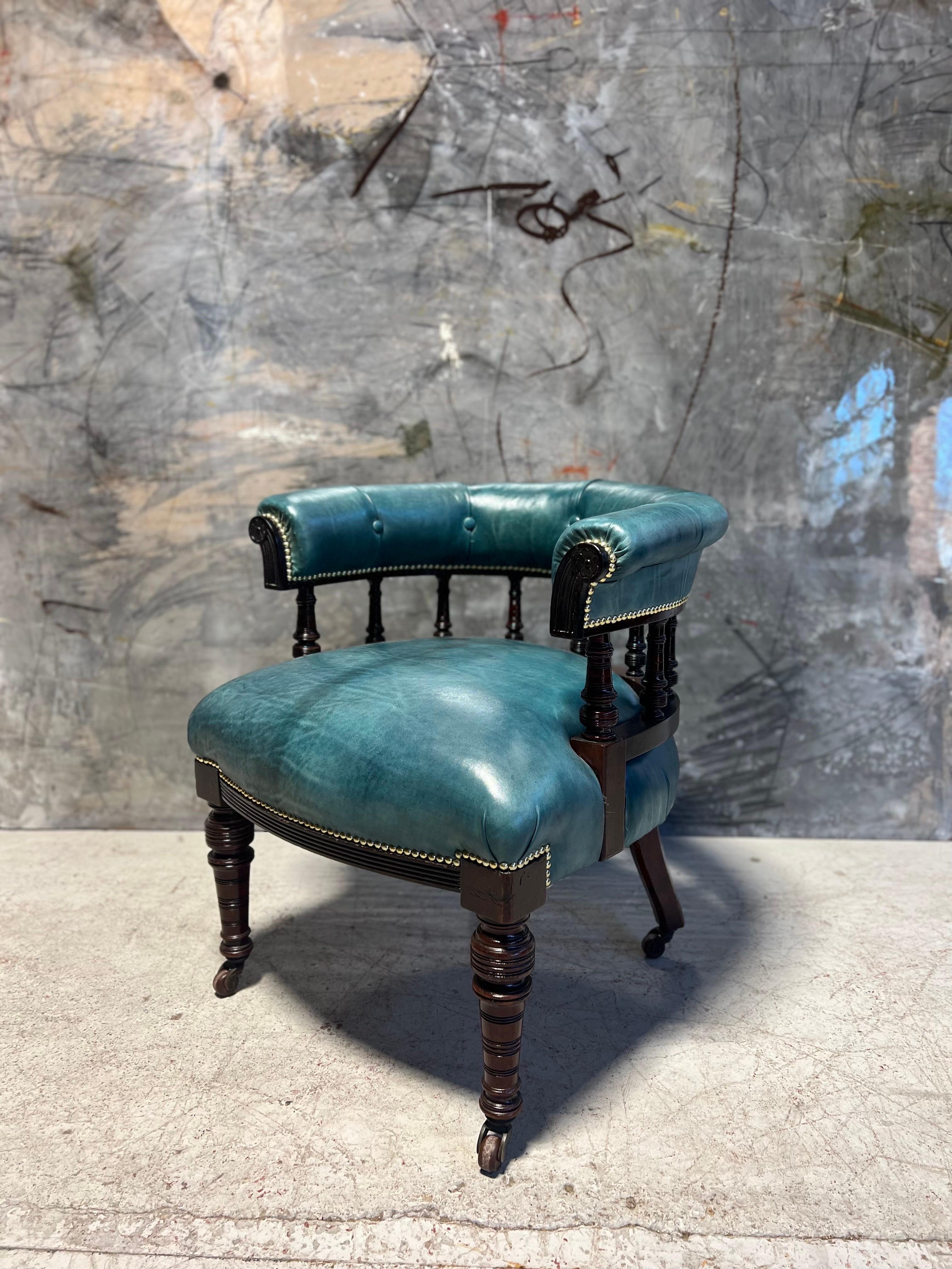 Chesterfield Chaise de capitaine de bibliothèque ancienne du 19ème siècle en cuir aqua marine teint à la main en vente