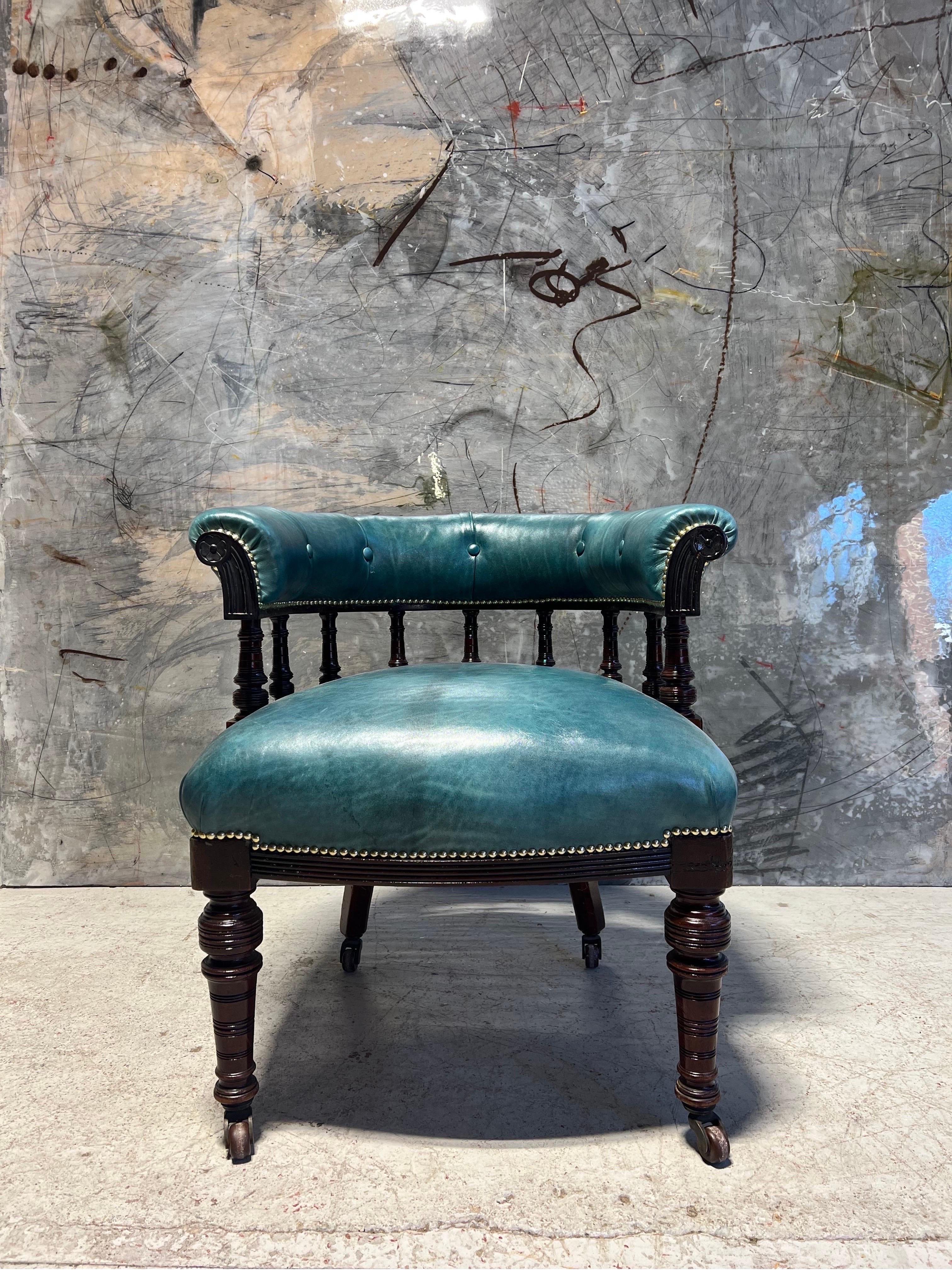 Chaise de capitaine de bibliothèque ancienne du 19ème siècle en cuir aqua marine teint à la main Excellent état - En vente à London, GB
