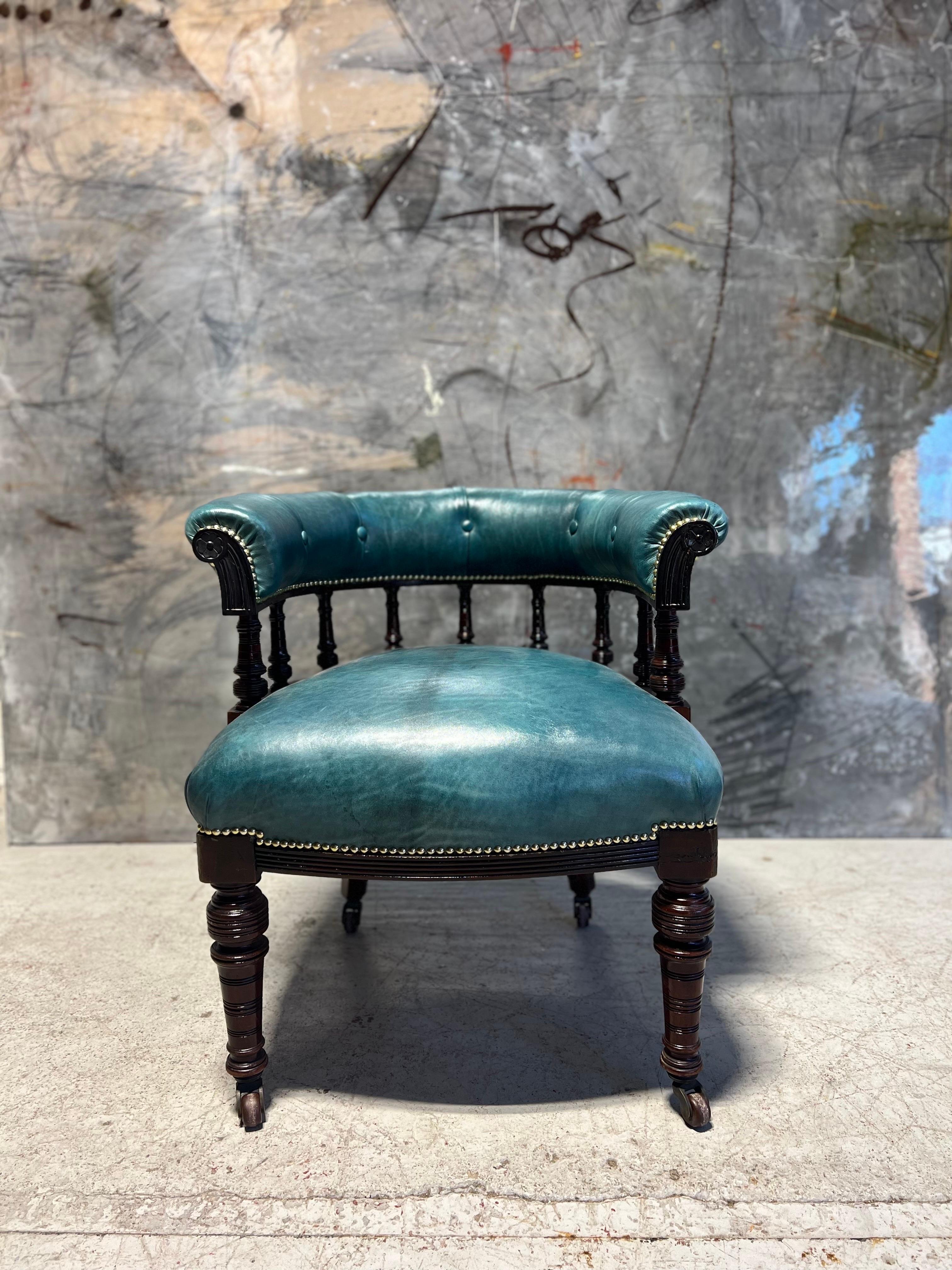 XIXe siècle Chaise de capitaine de bibliothèque ancienne du 19ème siècle en cuir aqua marine teint à la main en vente
