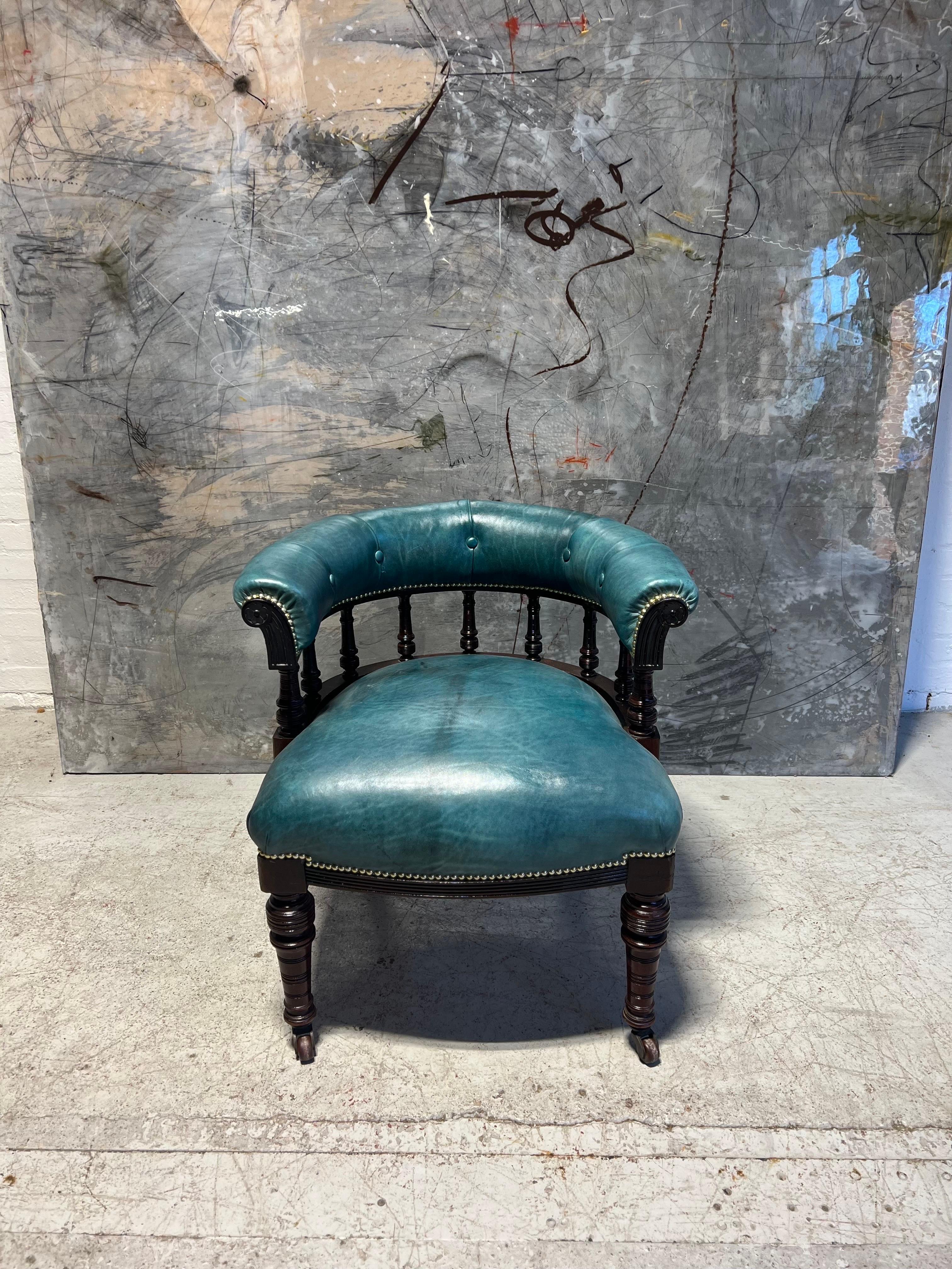 Cuir Chaise de capitaine de bibliothèque ancienne du 19ème siècle en cuir aqua marine teint à la main en vente