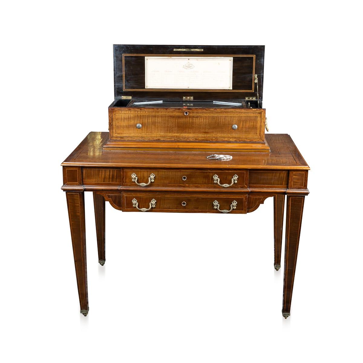 Ancienne boîte à musique suisse du 19e siècle, façonnée en forme de table de bureau. Il est livré avec six disques cylindriques interchangeables, chacun jouant une mélodie différente. La pièce a été fabriquée par LeCoultre Frères de Genève, en