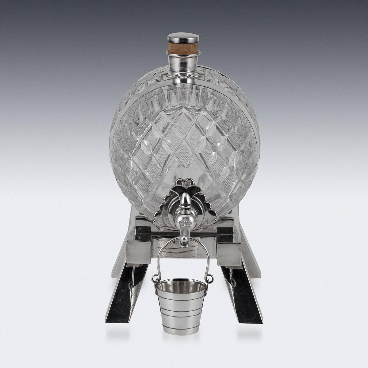 Antiguo barril victoriano del siglo XIX, de plata y cristal tallado. Esta elegante pieza de Mappin & Webb data de la década de 1890 y fue diseñada para guardar y servir licores selectos. El barril está montado sobre un soporte plateado, acentuado