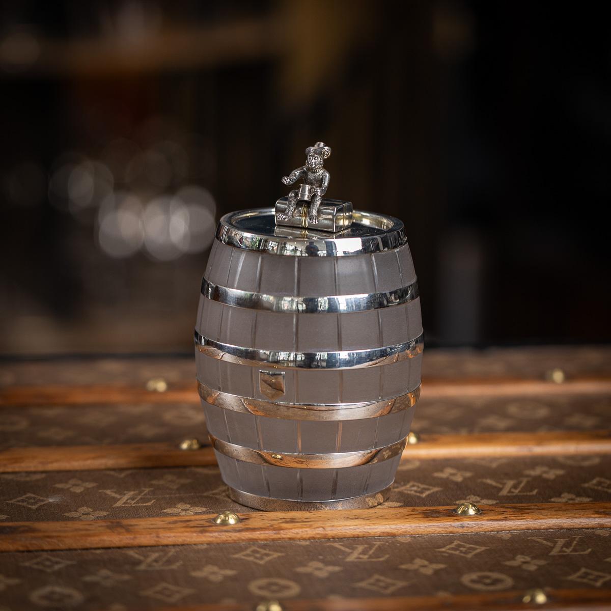Antique 19e siècle Seau à glace victorien en argent massif et verre dépoli, modelé en forme de tonneau de whisky. Cette pièce imaginative capture l'esprit inventif de l'ère victorienne, combinant fonction et design ludique. Le corps en verre dépoli
