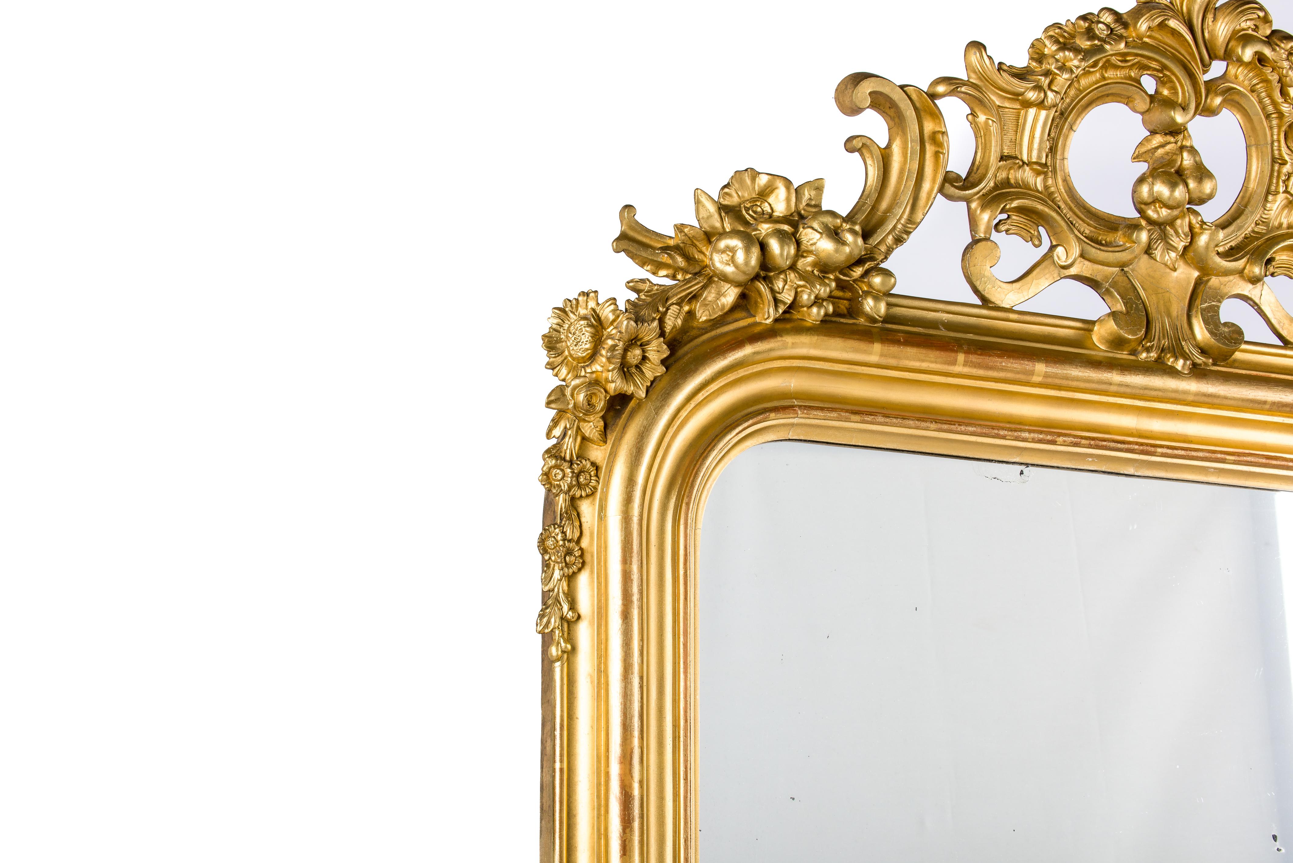 Grand miroir monumental français Louis Philippe du 19ème siècle, doré à la feuille d'or Bon état - En vente à Casteren, NL
