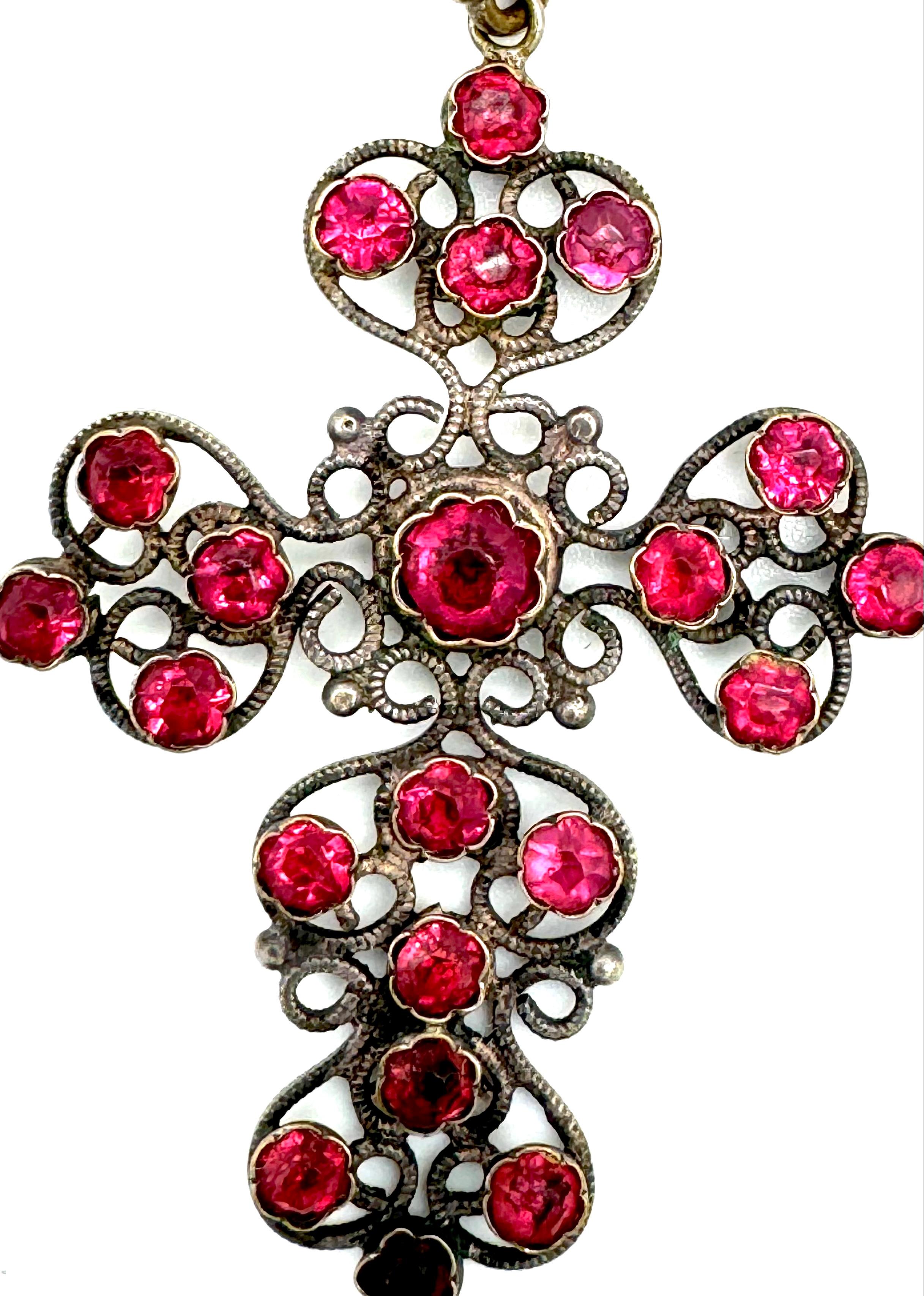 Pendentif croix de Normandie français ancien 1ère moitié du 19ème siècle en fer pâte rose Pour femmes en vente