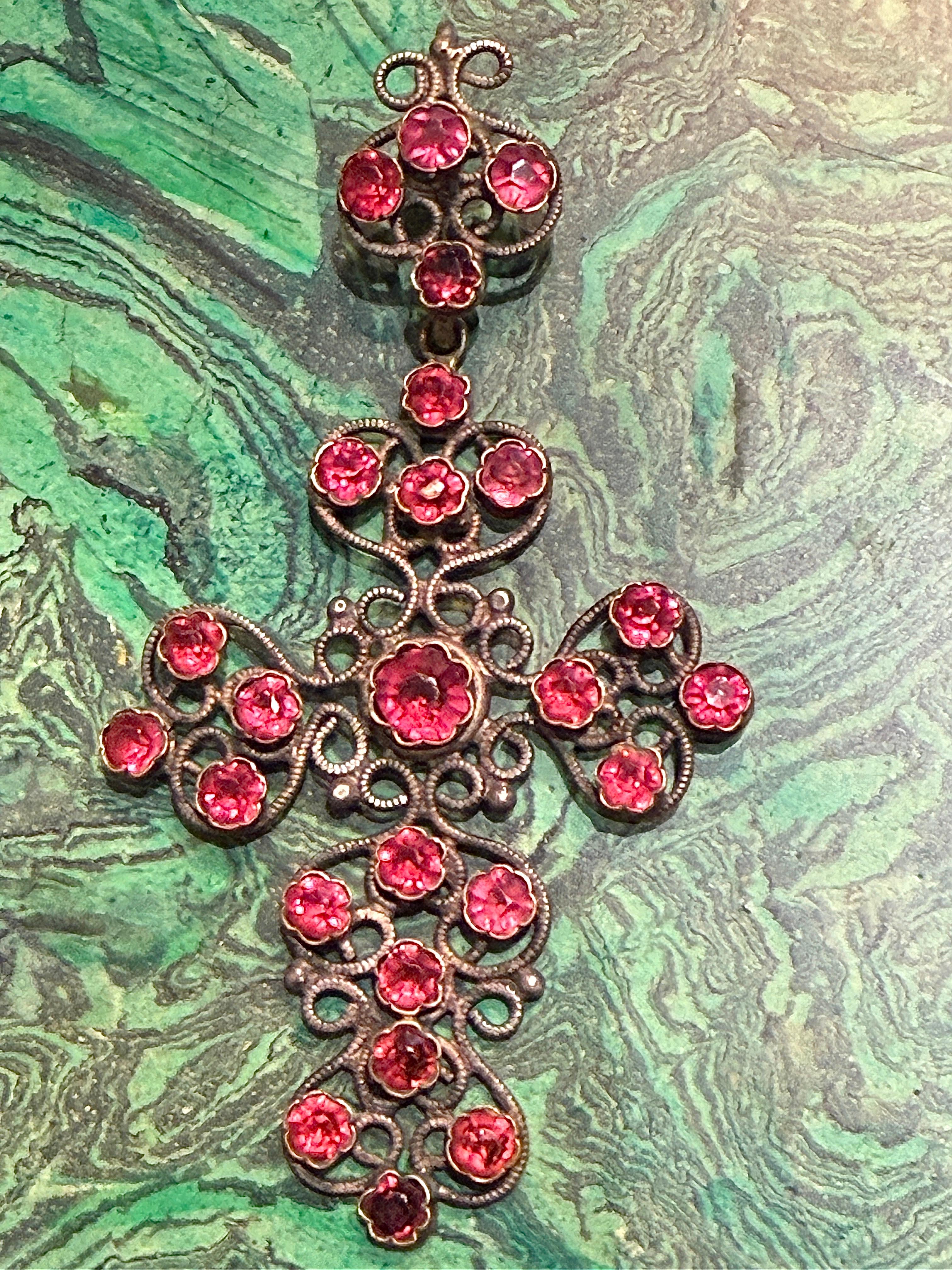 Pendentif croix de Normandie français ancien 1ère moitié du 19ème siècle en fer pâte rose en vente 1
