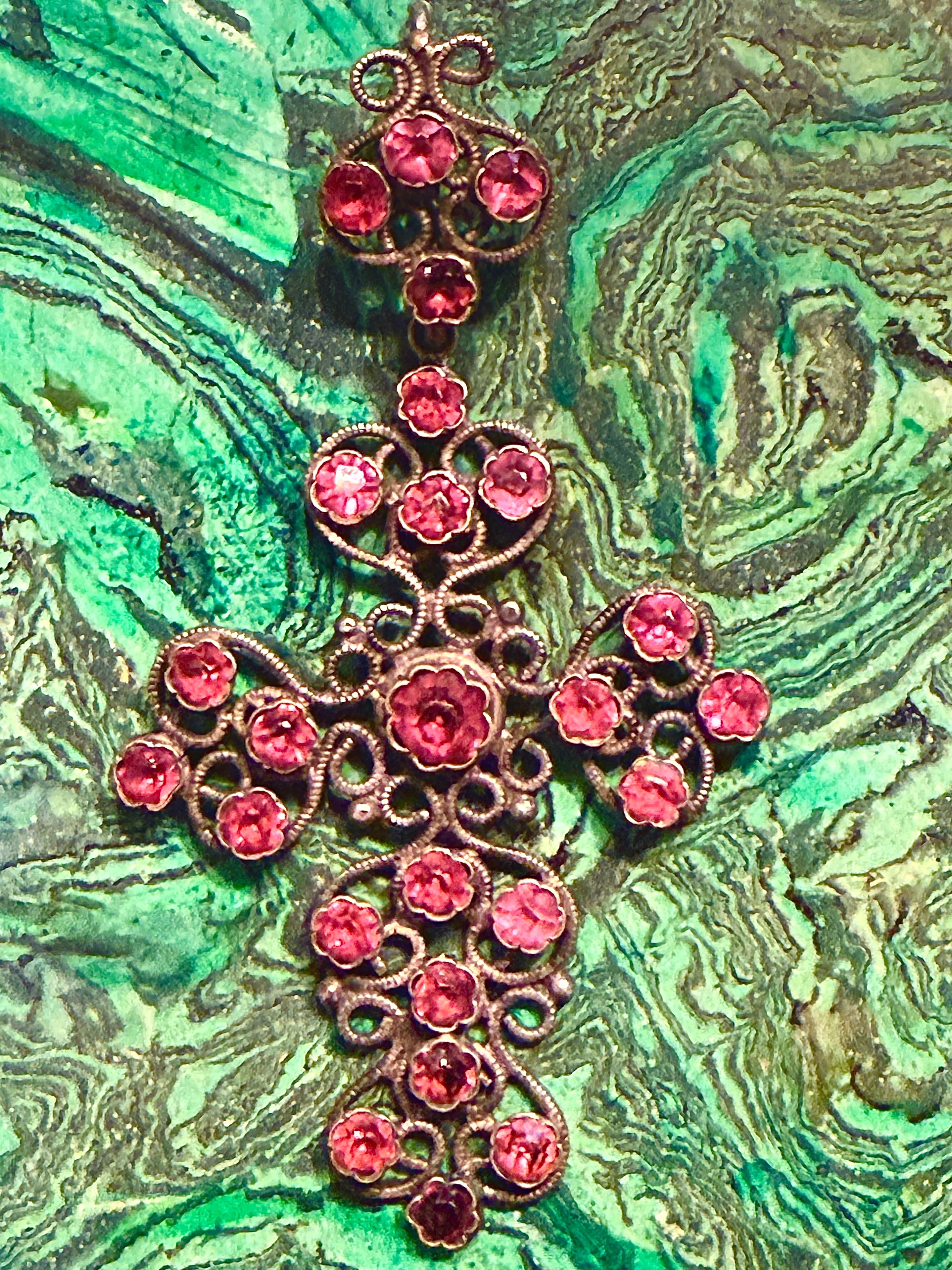 Pendentif croix de Normandie français ancien 1ère moitié du 19ème siècle en fer pâte rose en vente 2