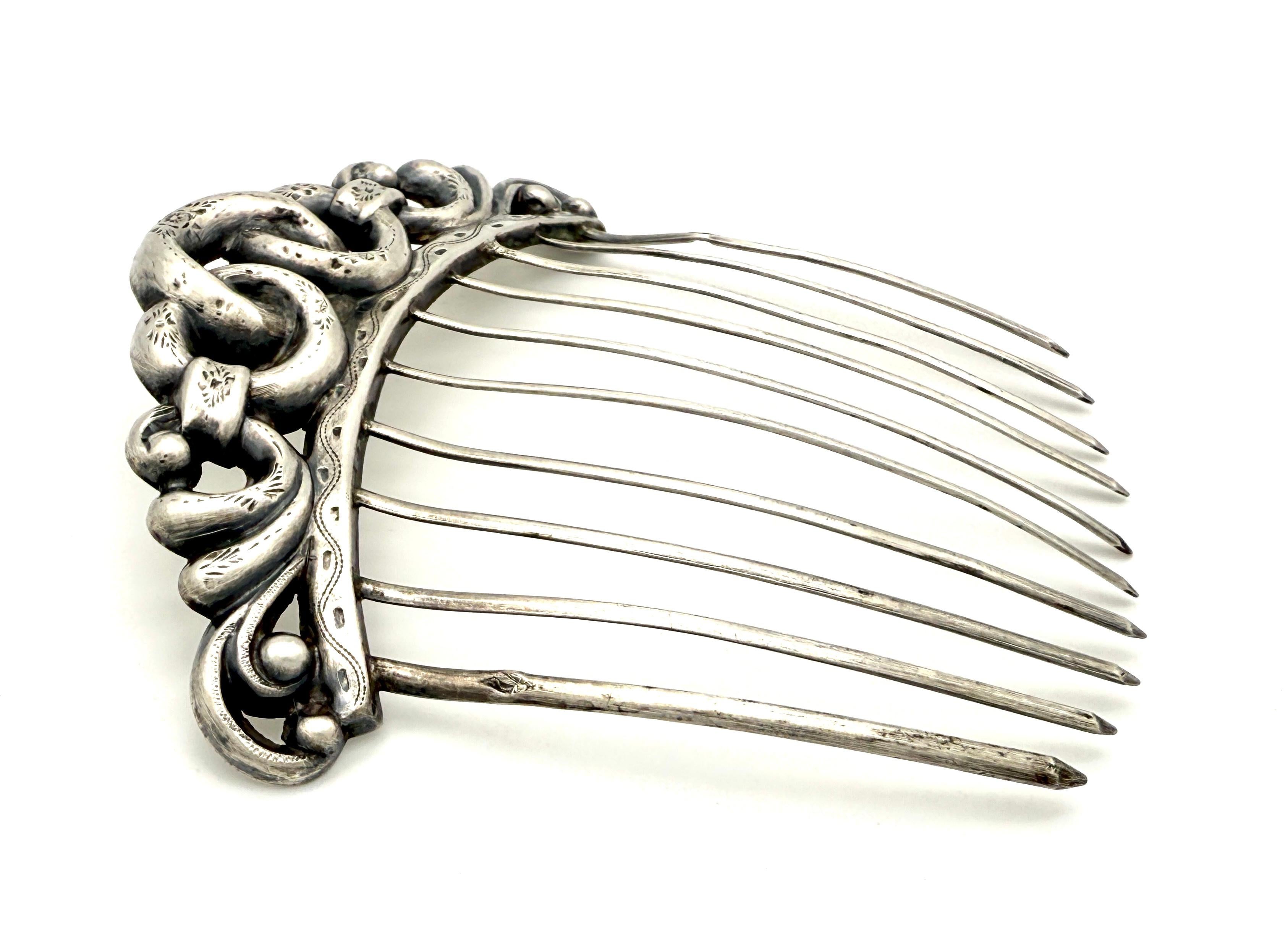 Ce magnifique peigne à cheveux a été créé dans le deuxième quart du dix-neuvième siècle. La partie ornementale du peigne est constituée d'une série de cercles entrelacés au milieu de volutes à gauche et à droite. 
Toute la partie supérieure du