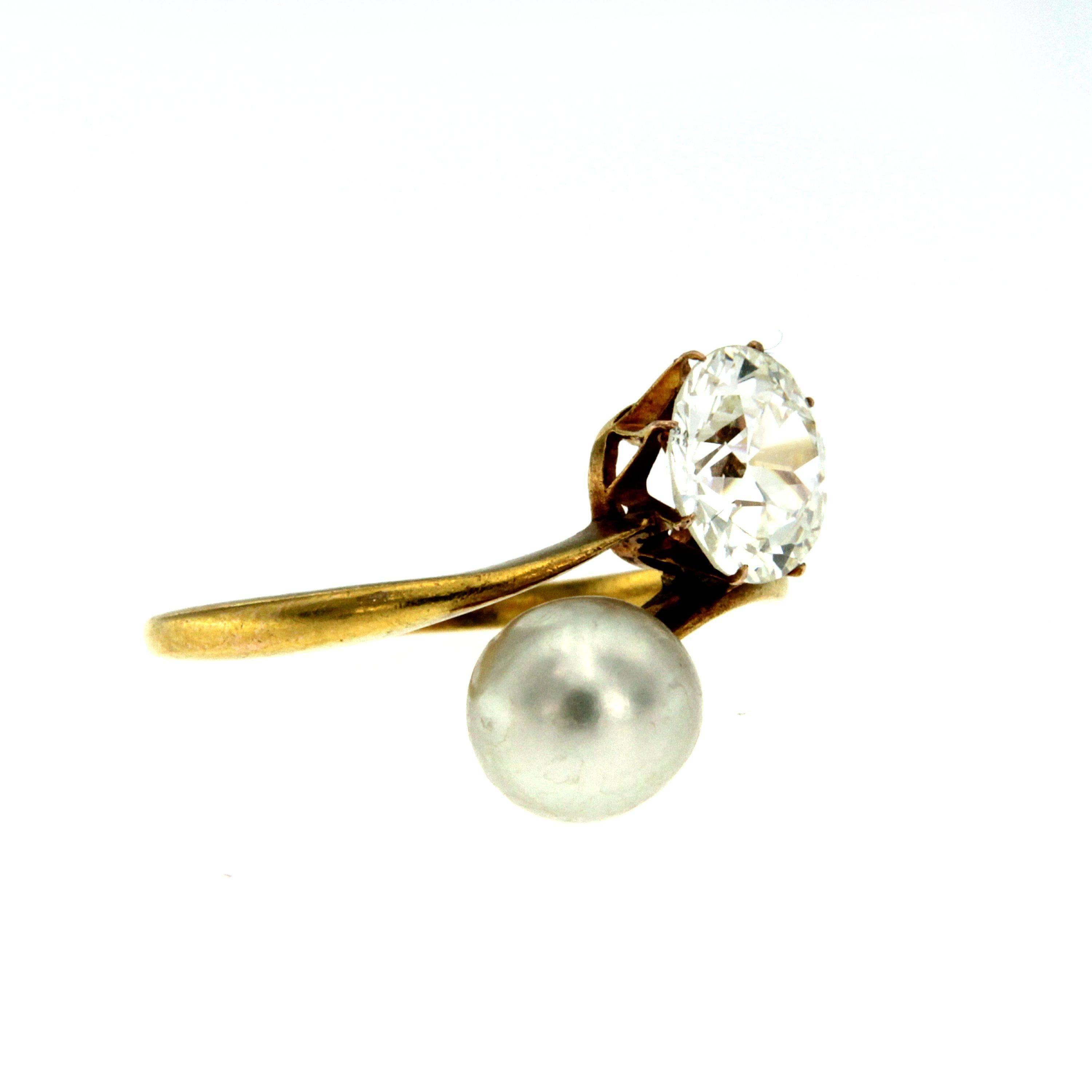 Elegant and stunning 18k rose gold 'Vous et Moi' ring set with an Old Mine Cut Diamond weighing 2 carat I color Vs1 clarity and a south sea pearl 8mm. Circa 1920

CONDITION: Pre-owned - Excellent 
METAL: 18k Gold 
GEM STONE: Diamond 2 carat - South