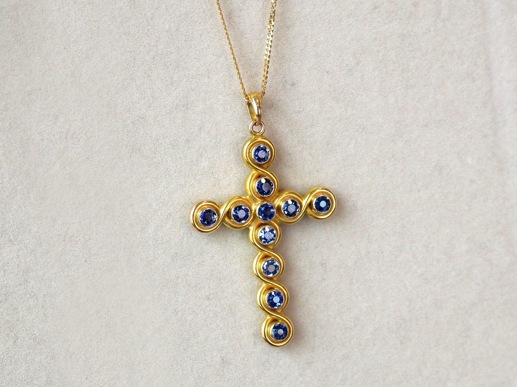 Round Cut Antique 2 Carat Montana Sapphire and 18k Yellow Gold Cross Pendant Circa 1910 For Sale
