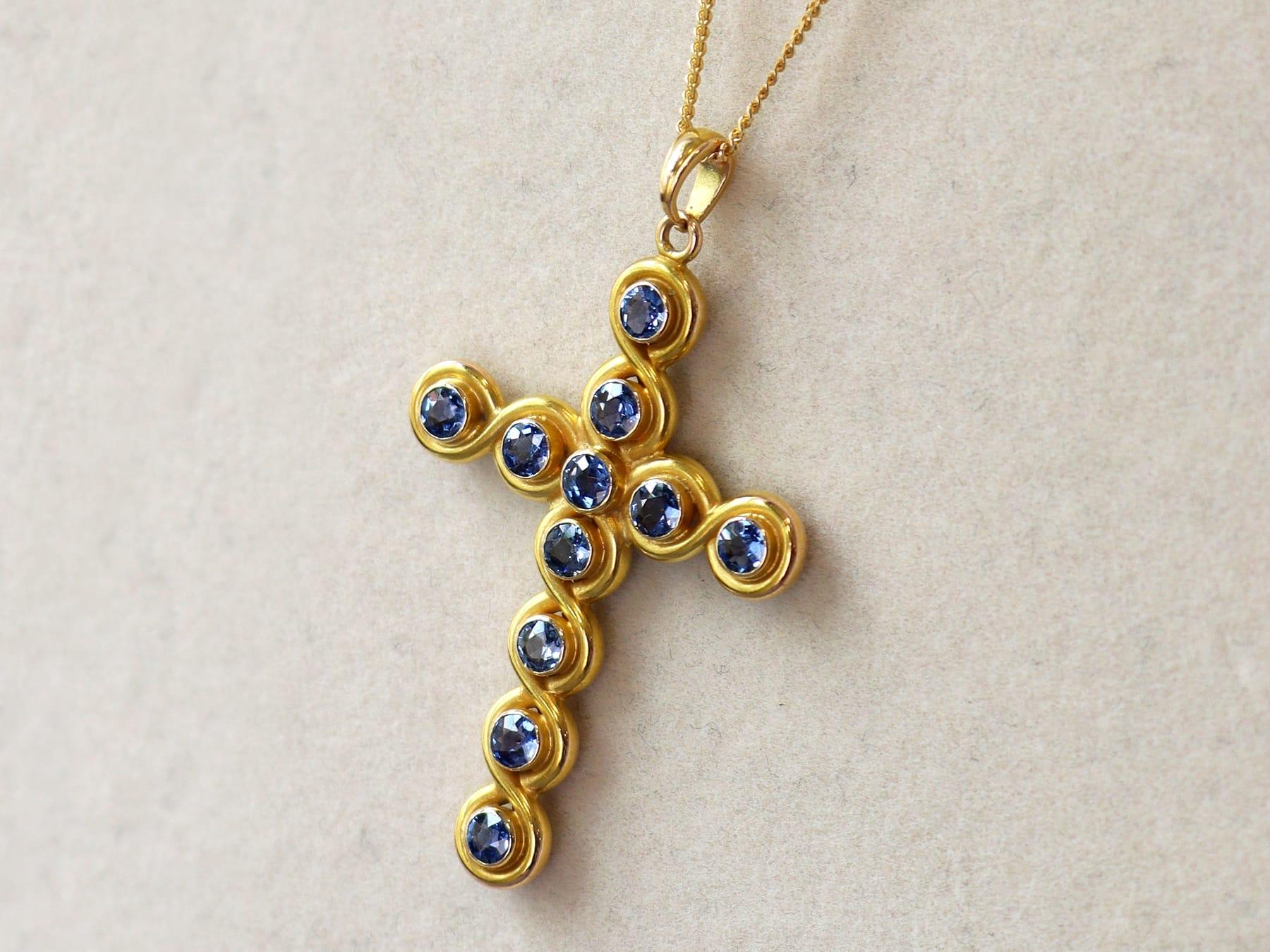 Antique 2 Carat Montana Sapphire and 18k Yellow Gold Cross Pendant Circa 1910 In Excellent Condition For Sale In Jesmond, Newcastle Upon Tyne