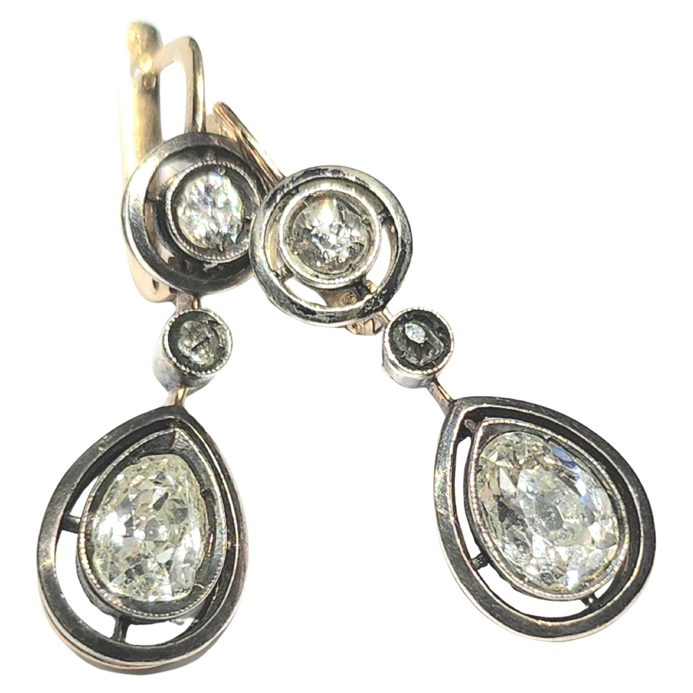 Boucles d'oreilles pendantes anciennes centrées sur 2 diamants poire taille ancienne avec un poids estimé de 2 carats en or 14k surmonté d'argent boucles d'oreilles longueur 2.5cm