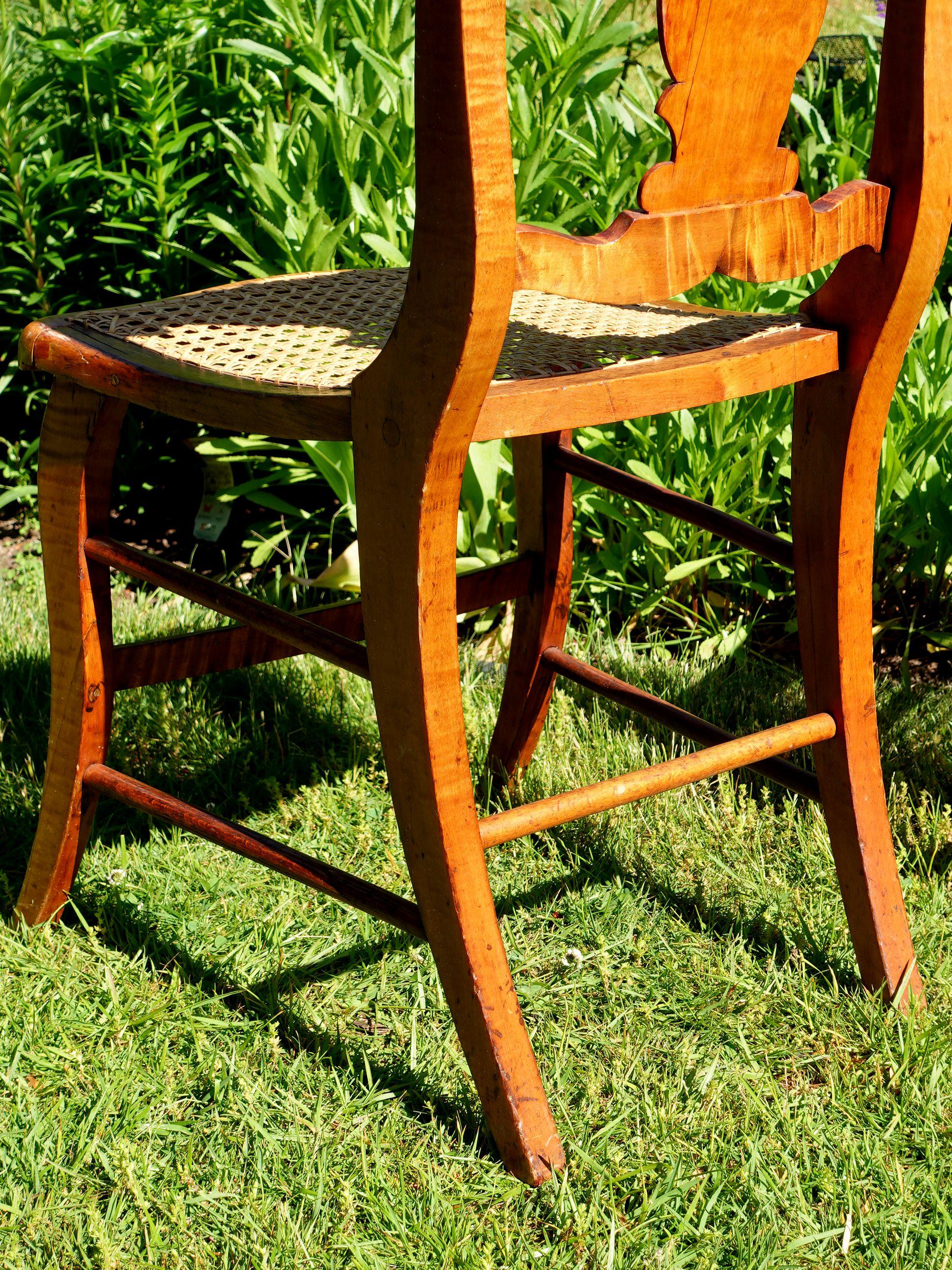 Antiguo 2 Federal Tiger Maple & Bird's Eye Cane Seat Comedor Charis en venta 6